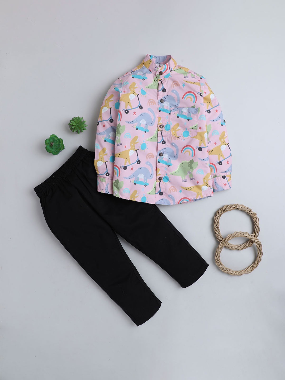 

BAATCHEET Boys Printed Shirt with Trousers, Pink