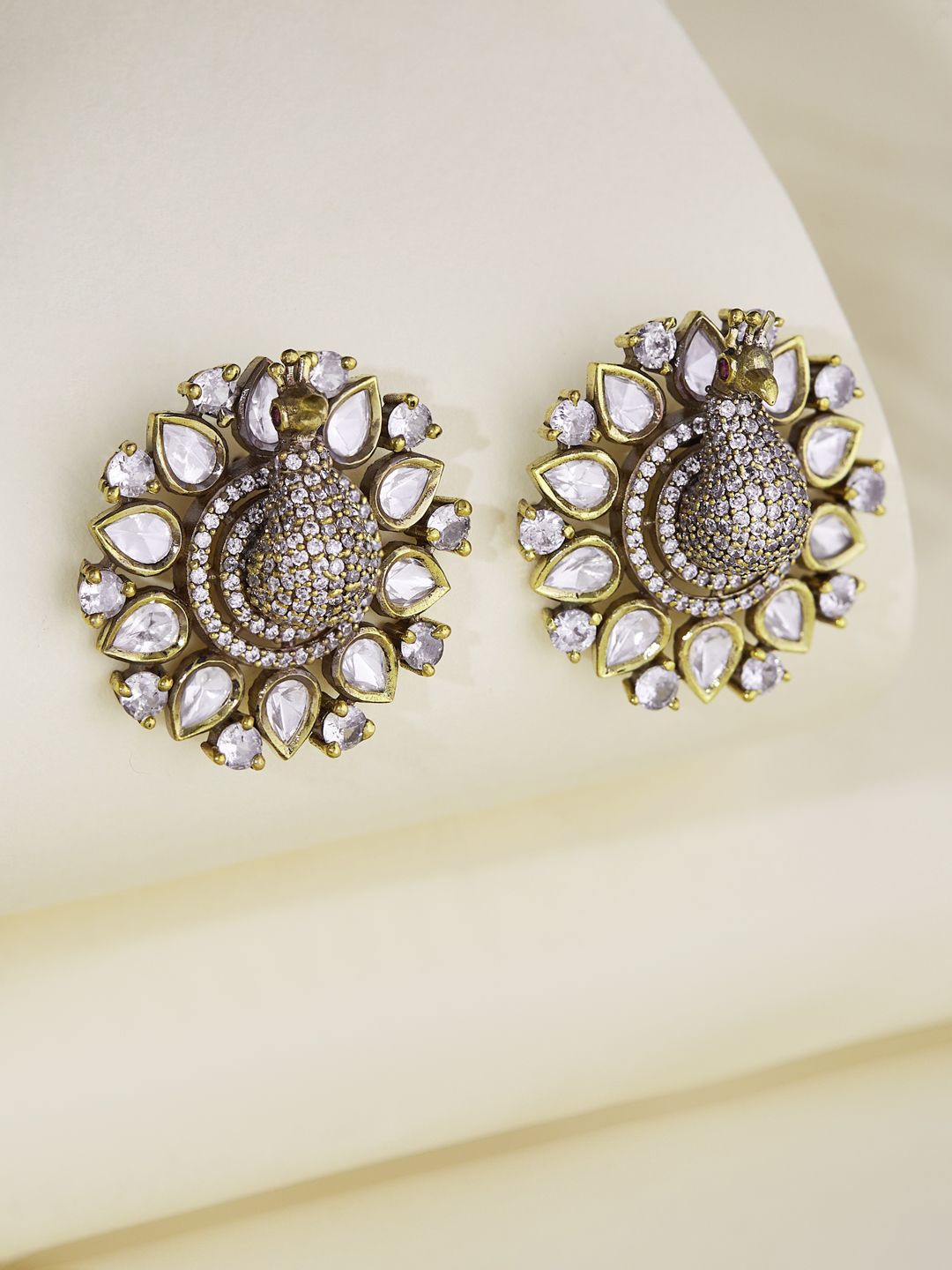 

Yinara Contemporary Studs Earrings, Gold