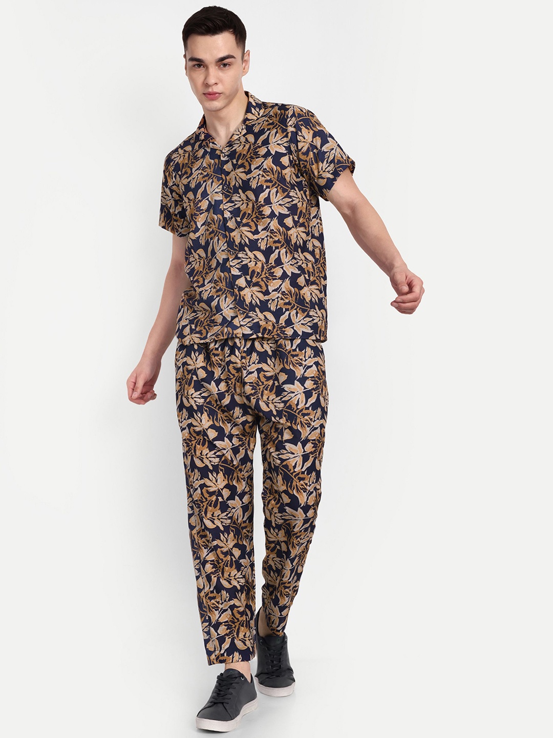 

TILISM Men Printed Pure Cotton Shirt & Trousers, Black