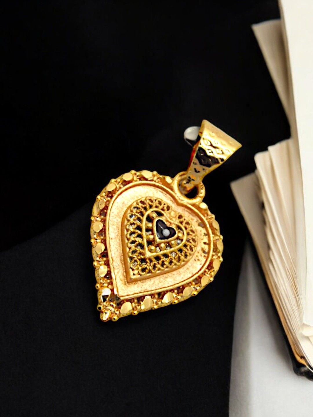 

FEMMIBELLA Gold-Plated Heart Shaped Pendants