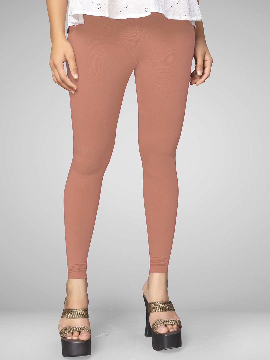 

MANTICORE Women Mid-Rise Ankle-Length Leggings, Peach