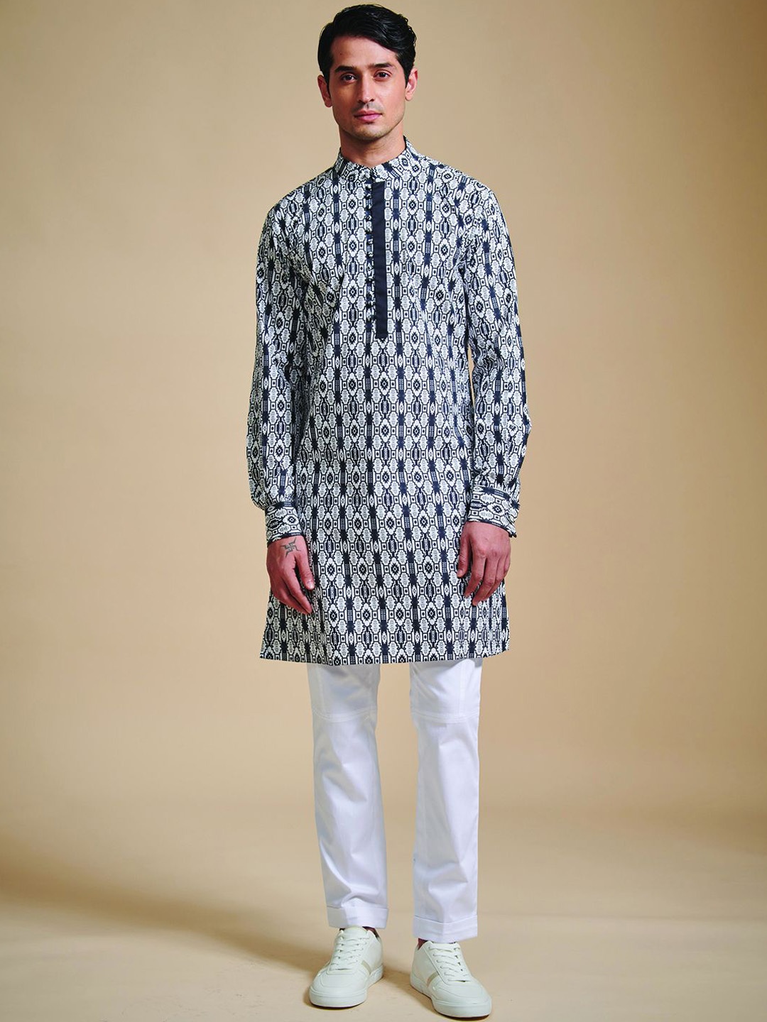 

RR Blue Men Geometric Dyed Thread Work Kurta, Black