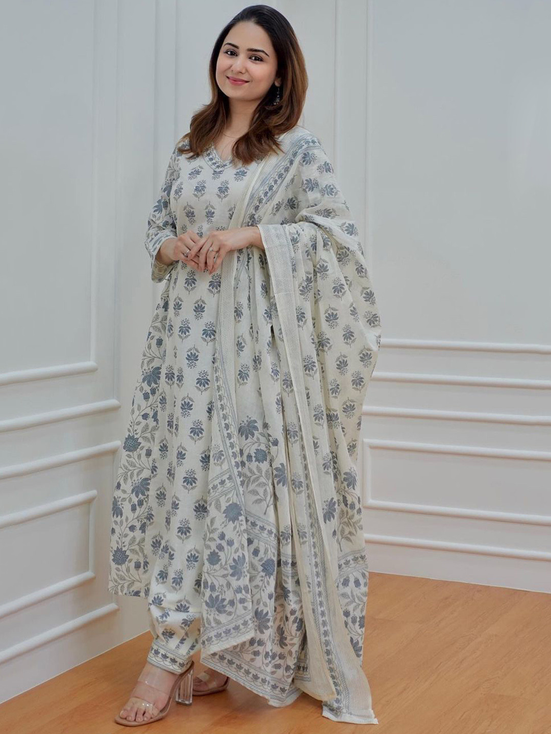 

MILAAV Women Floral Printed Regular Pure Cotton Kurta with Trousers & With Dupatta, Grey