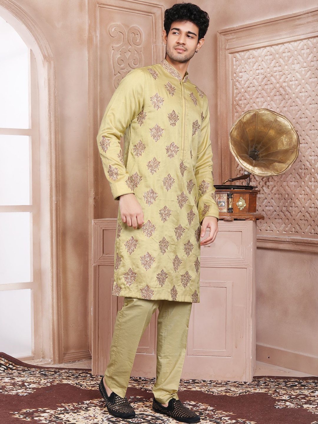 

EVASTRO Men Ethnic Motifs Embroidered Regular Pure Cotton Kurta with Trousers, Yellow