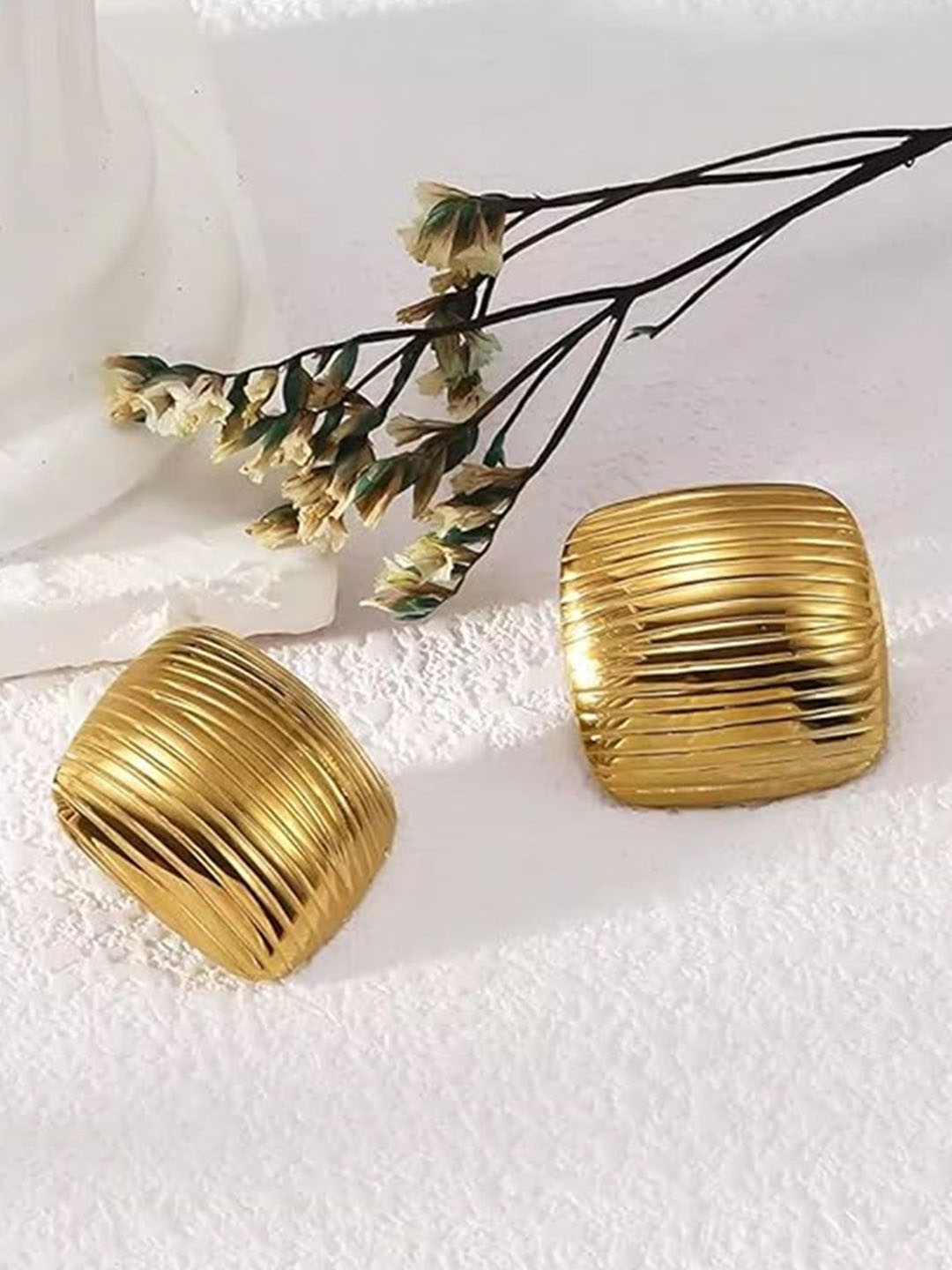 

OOMPH Contemporary Studs Earrings, Gold