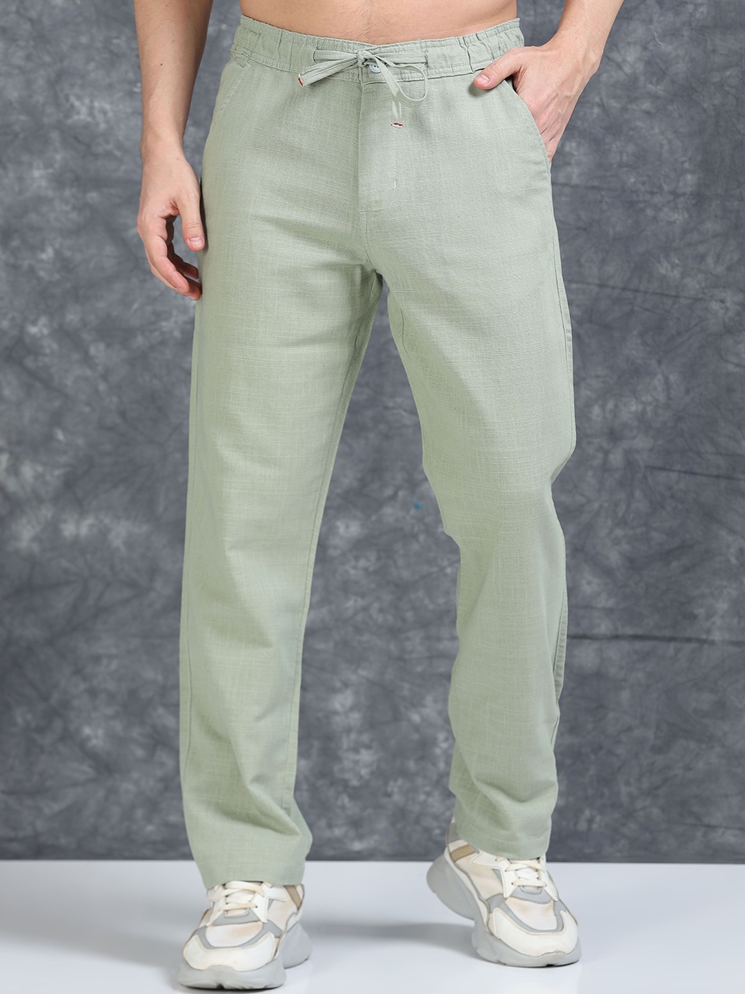 

The Roadster Lifestyle Co Men Relaxed Fit Mid Rise Trousers, Lime green