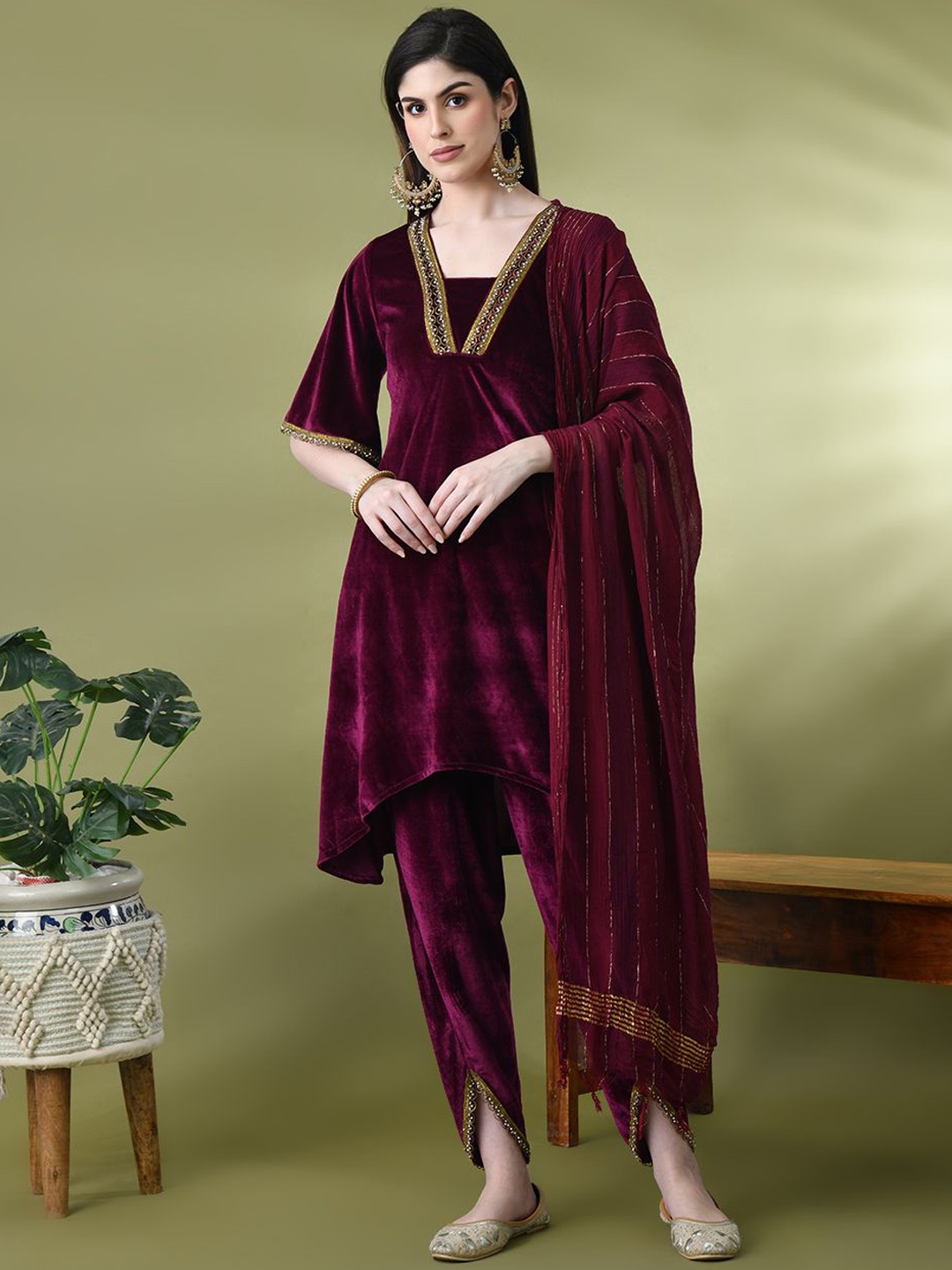 

Sangria Yoke Design Velvet Kurta & Dhoti Pants With Dupatta, Magenta