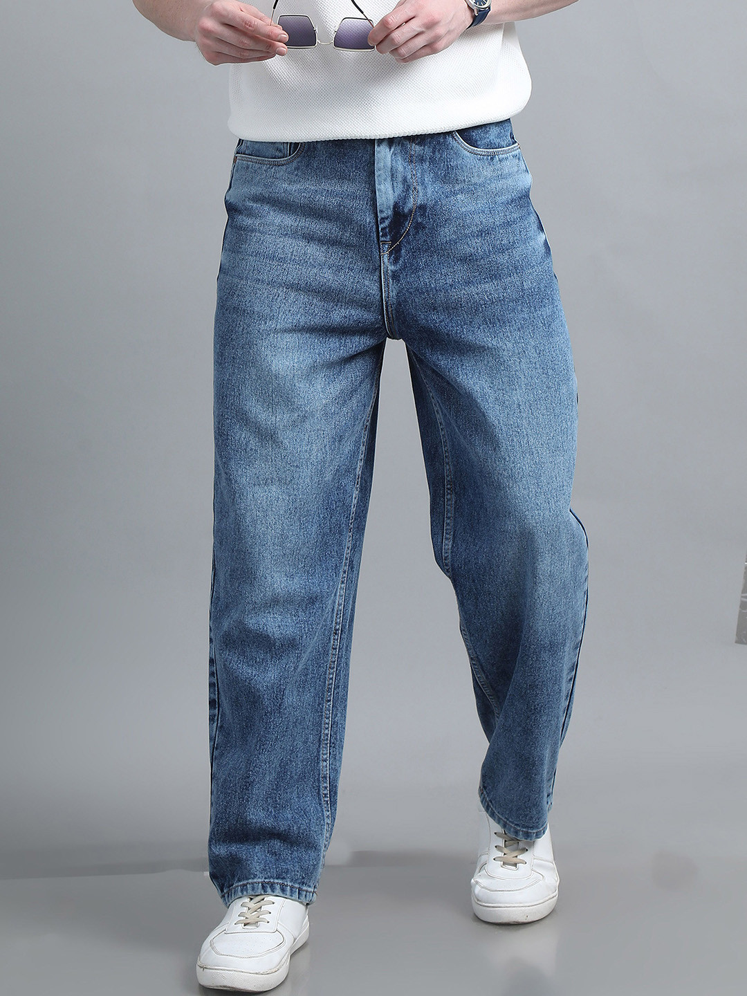 

The Roadster Lifestyle Co Men Regular Fit Mid-Rise Light Fade Cotton Jeans, Blue