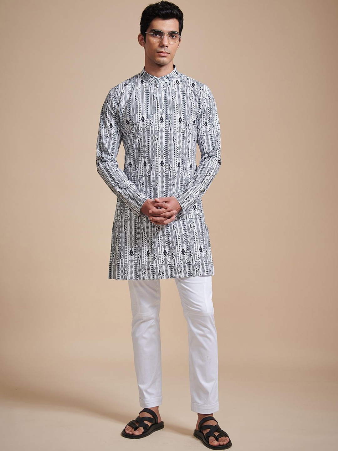 

RR Blue Men Dyed Thread Work Kurta, Black