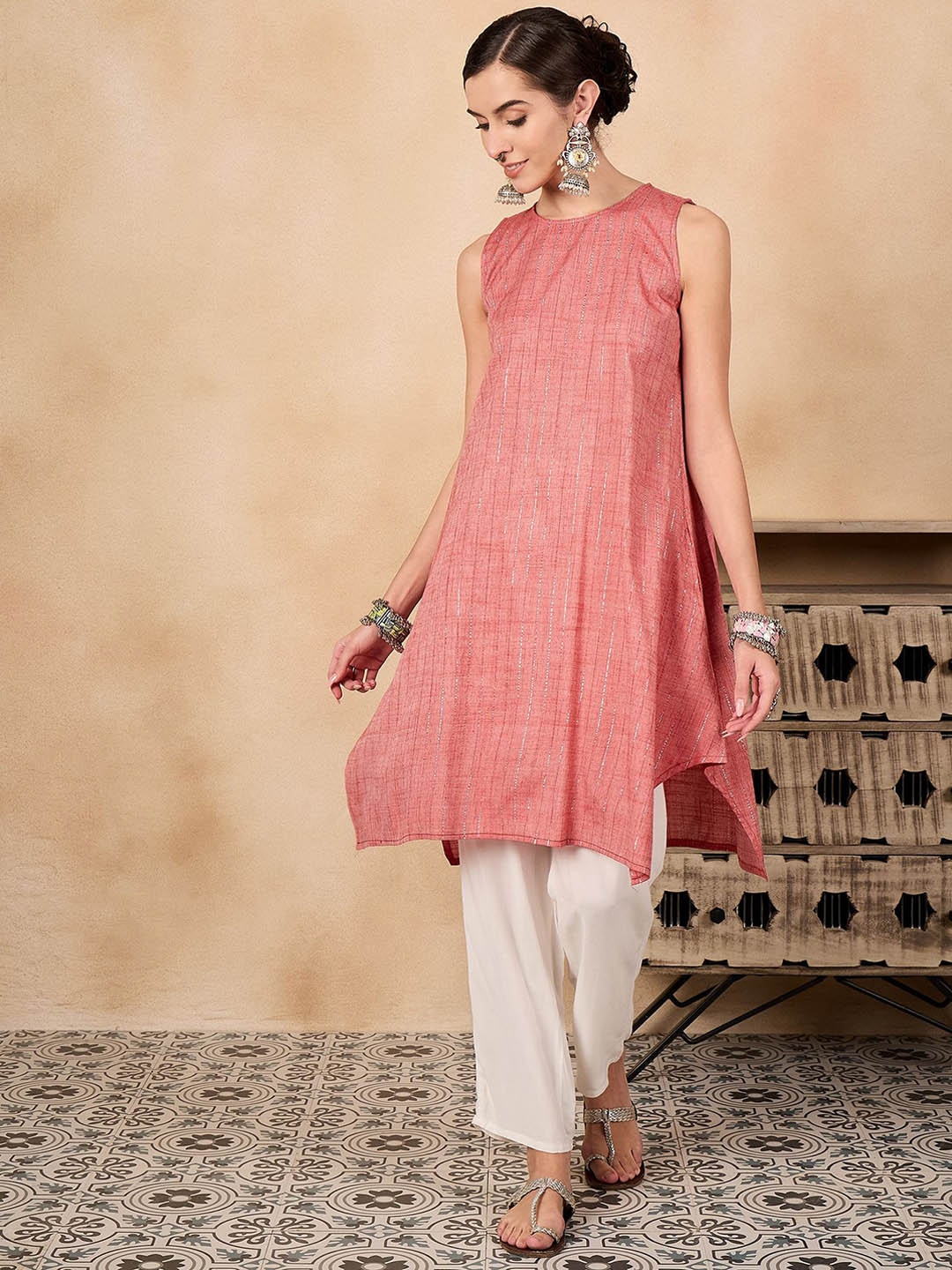 

InWeave Women Geometric Thread Work Kurta, Red
