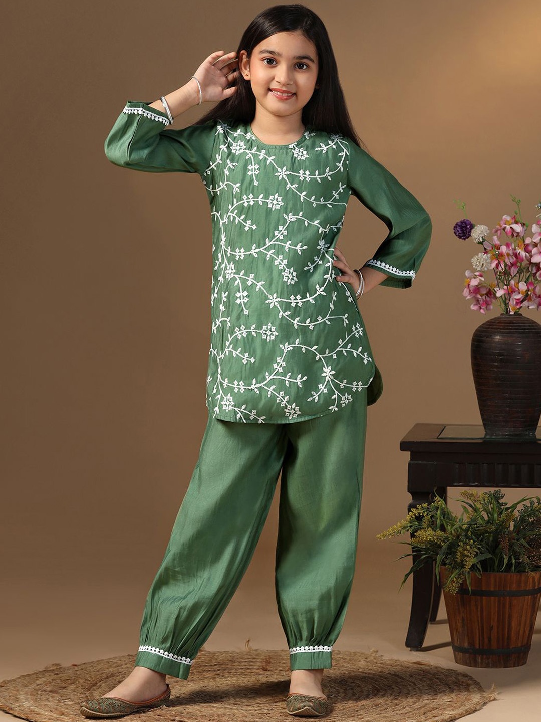 

FASHION DREAM Girls Floral Embroidered Regular Thread Work Kurta with Trousers, Olive