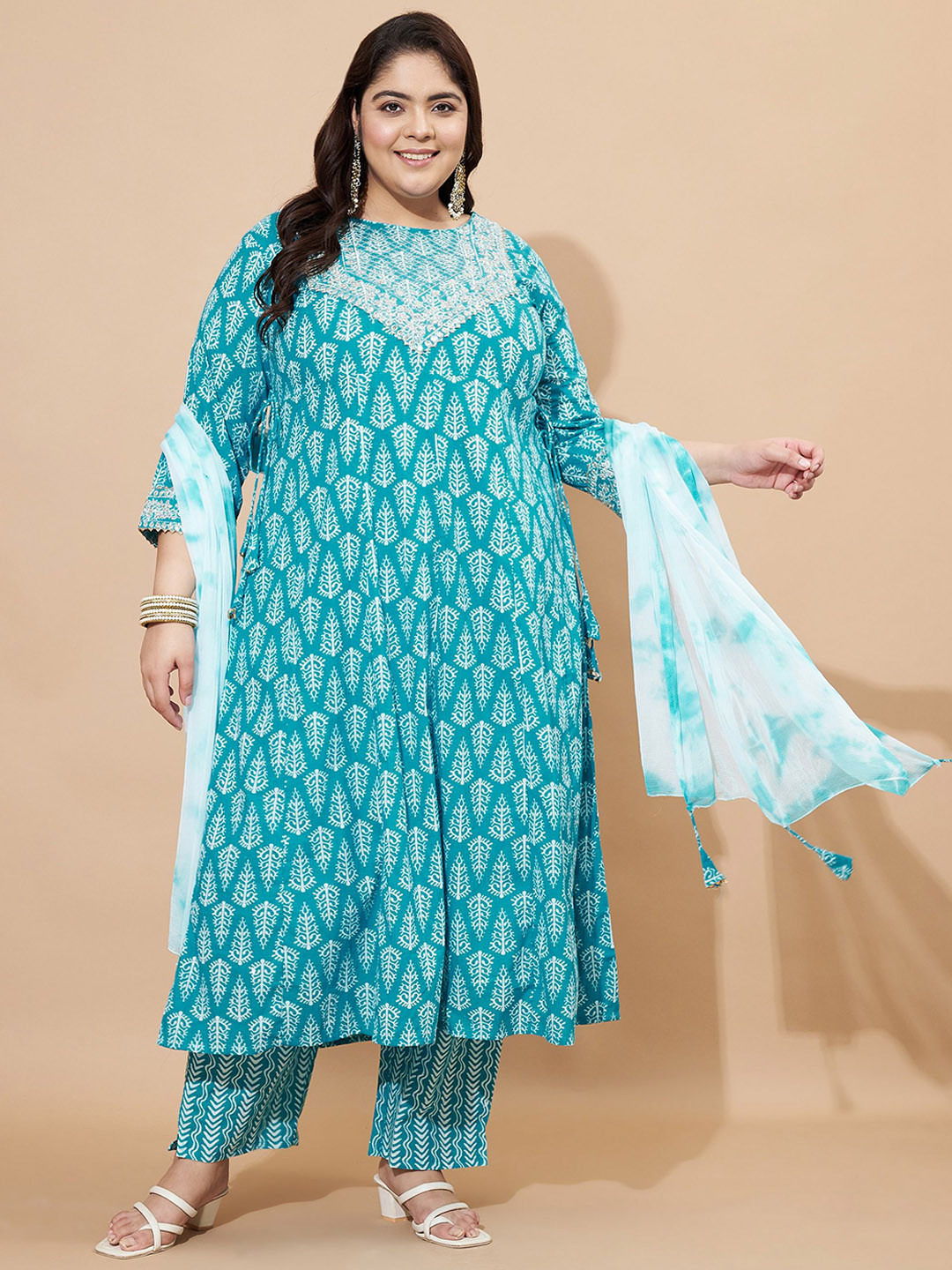 

Vbuyz Women Bandhani Printed Regular Kurta with Trousers & With Dupatta, Blue