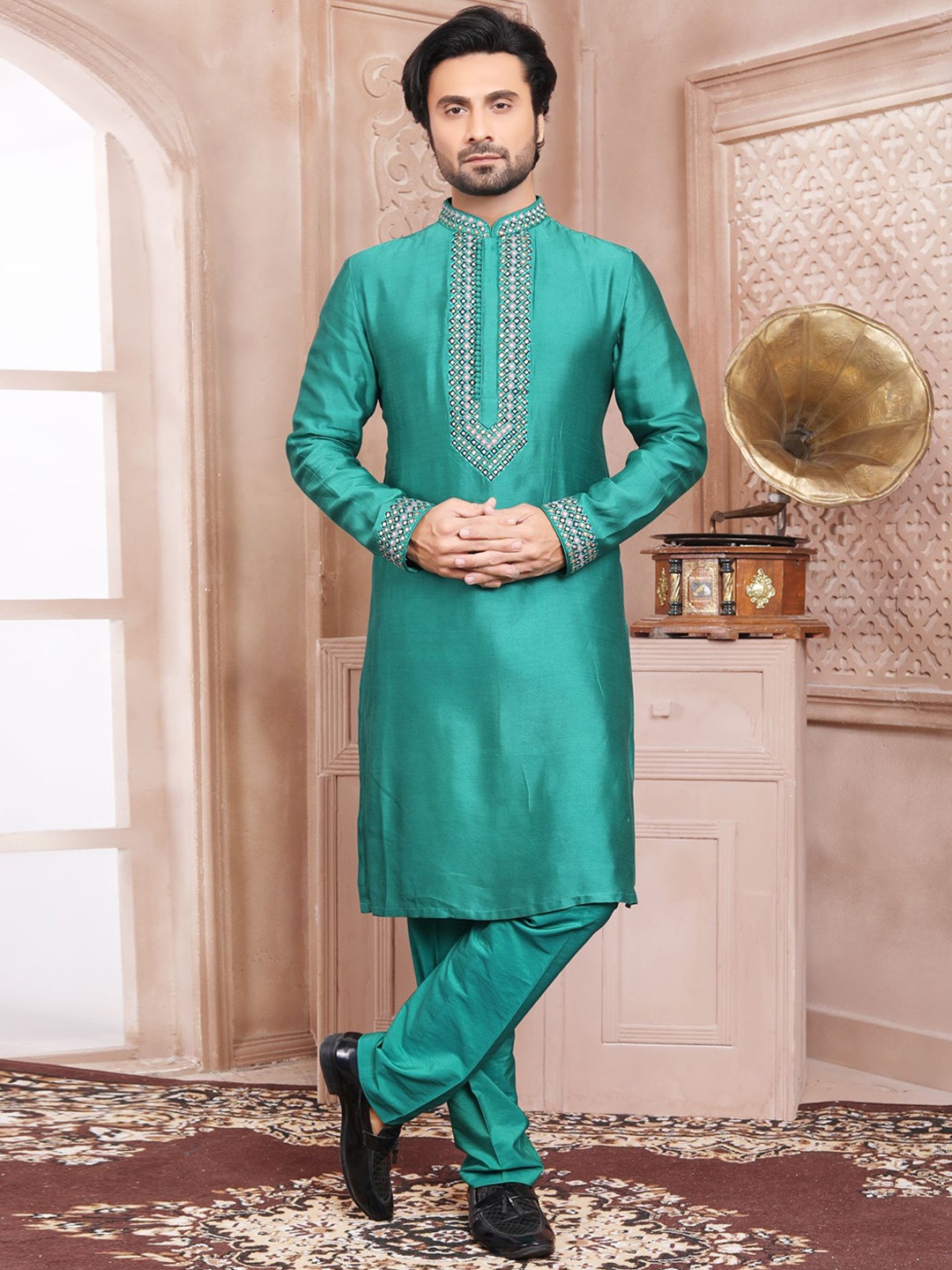 

EVASTRO Men Ethnic Motifs Embroidered Regular Pure Cotton Kurta with Trousers, Green