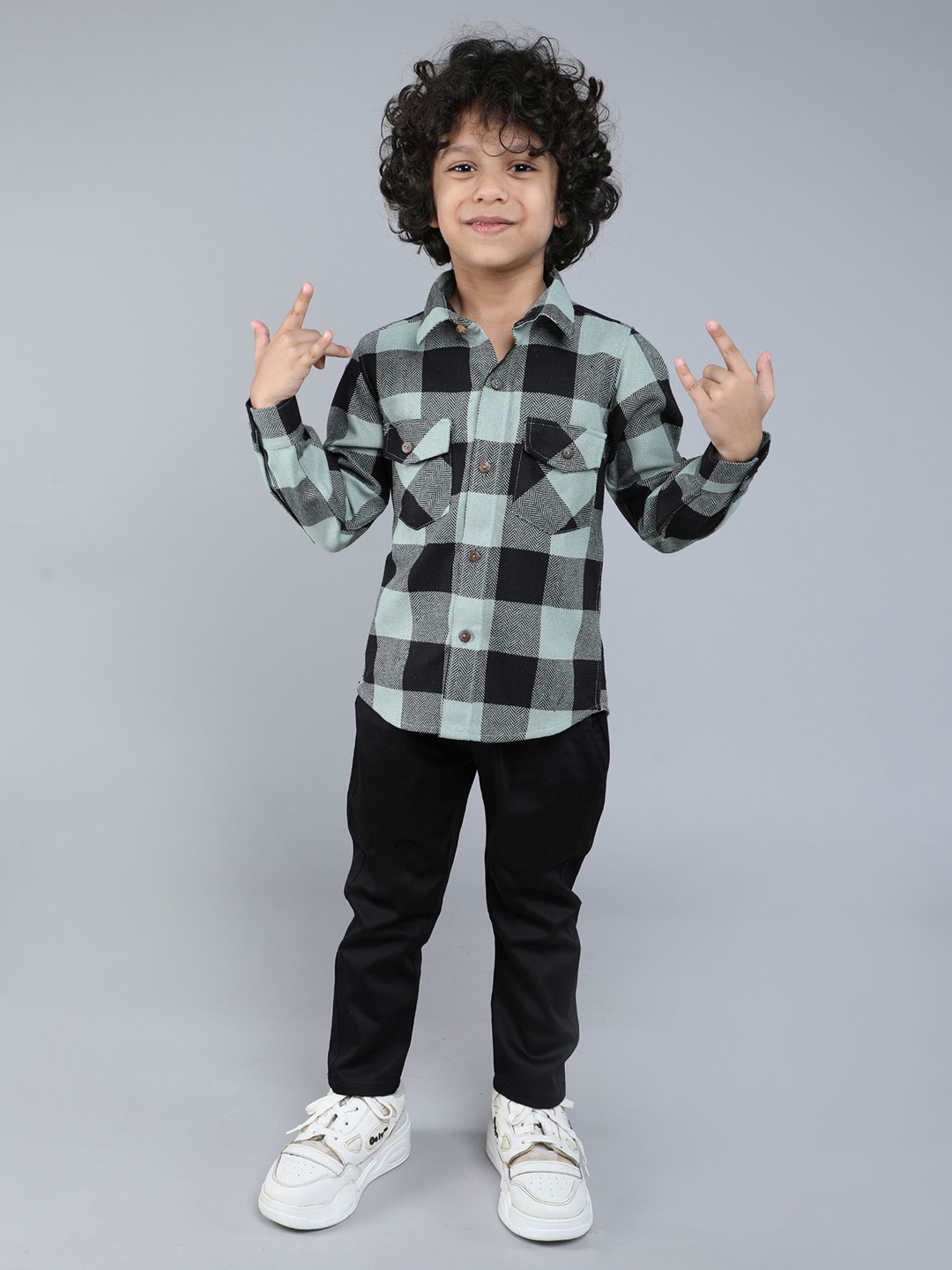 

BAATCHEET Boys Checked Shirt with Trousers, Green