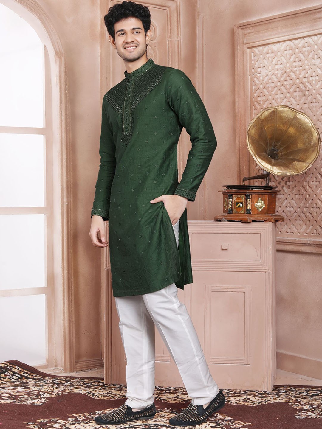 

EVASTRO Men Ethnic Motifs Embroidered Regular Pure Cotton Kurta with Trousers, Green