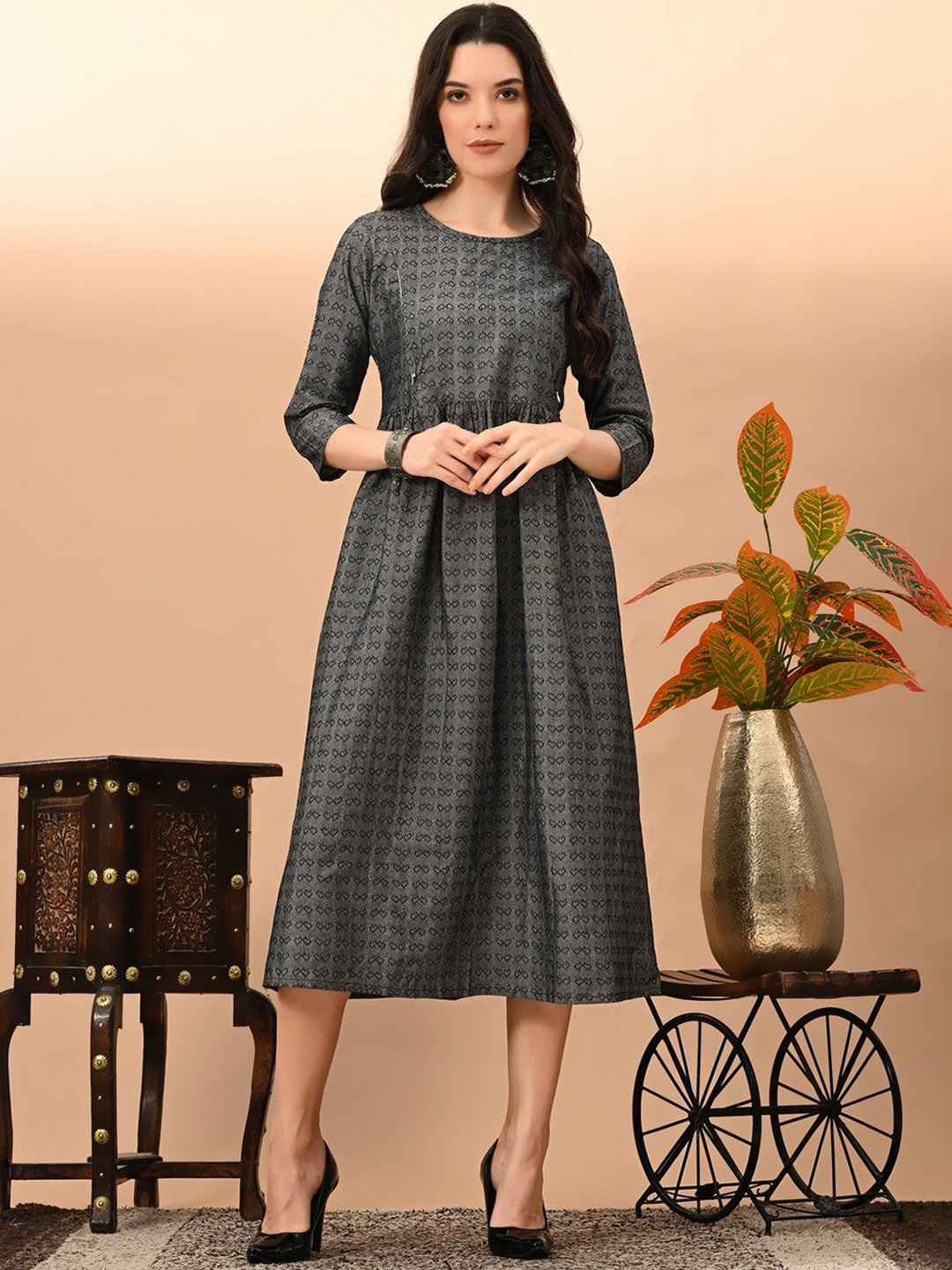 

Kairab Women Geometric Thread Work Kurta, Black