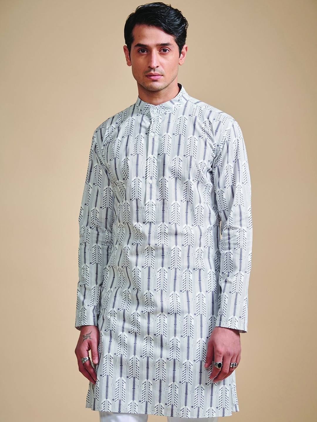 

RR Blue Men Dyed Thread Work Kurta, Grey