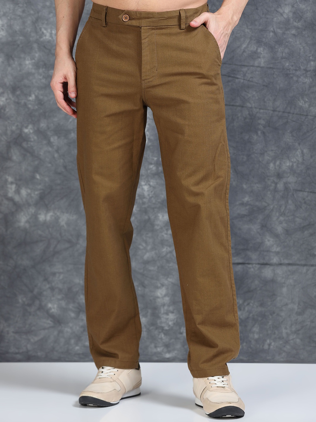 

The Roadster Lifestyle Co Men Linen Mid-Rise Relaxed-Fit Regular Trousers, Coffee brown