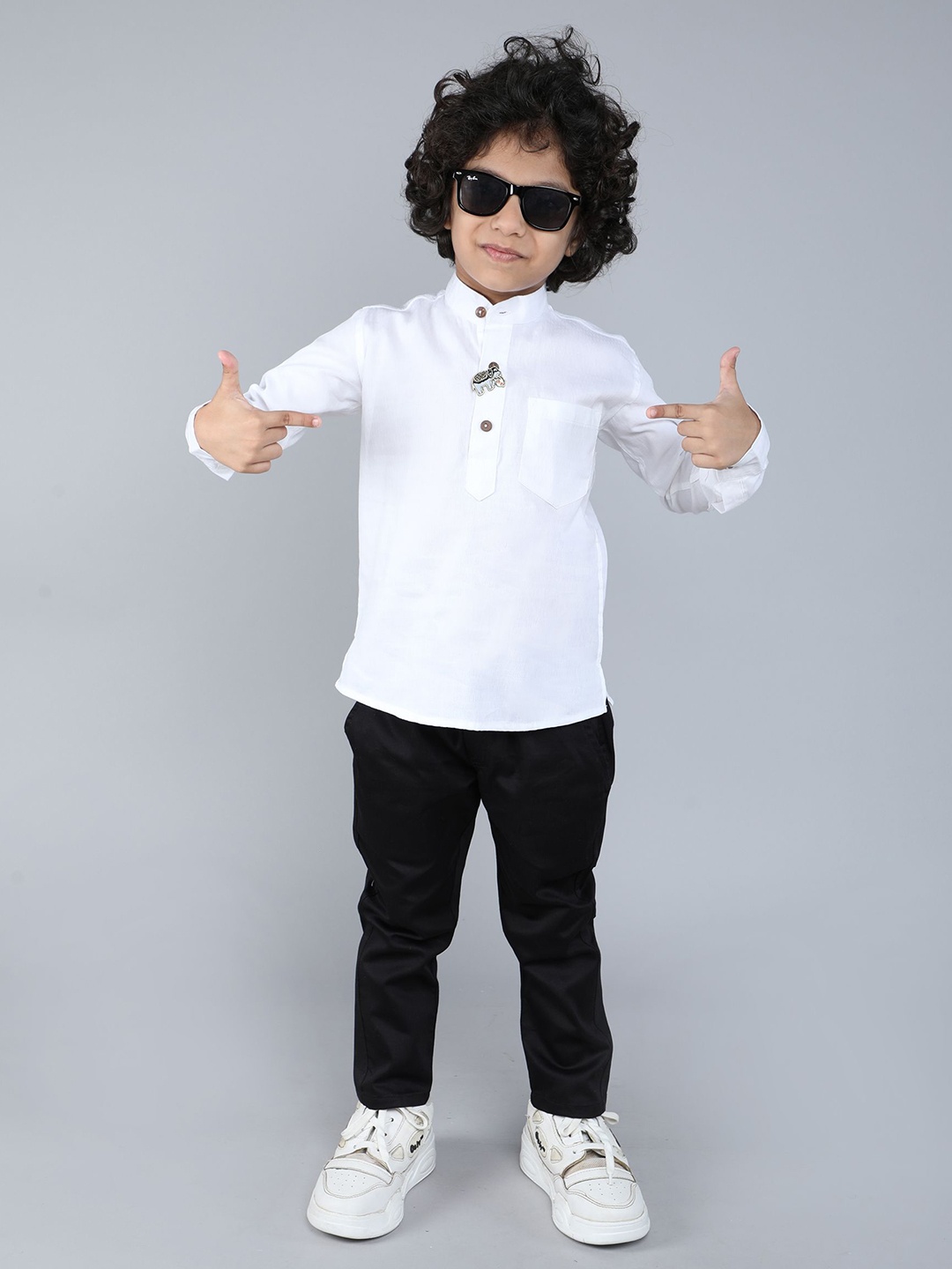

BAATCHEET Boys Printed Trousers, White