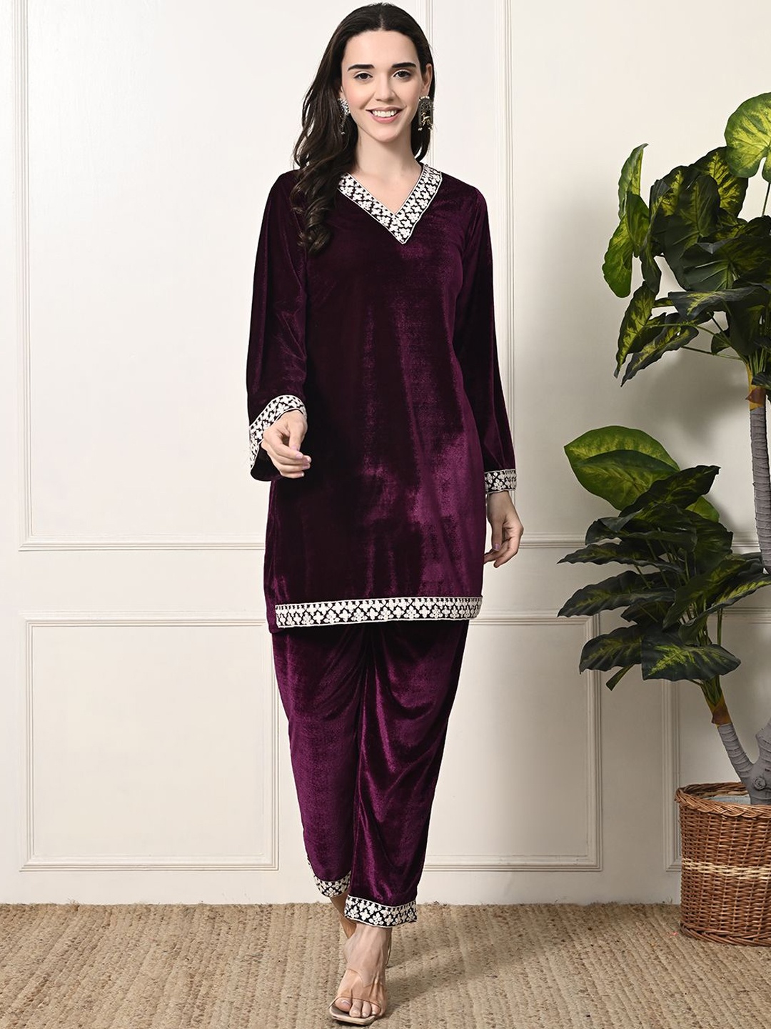 

Myshka Women Regular Thread Work Velvet Kurta with Trousers, Magenta