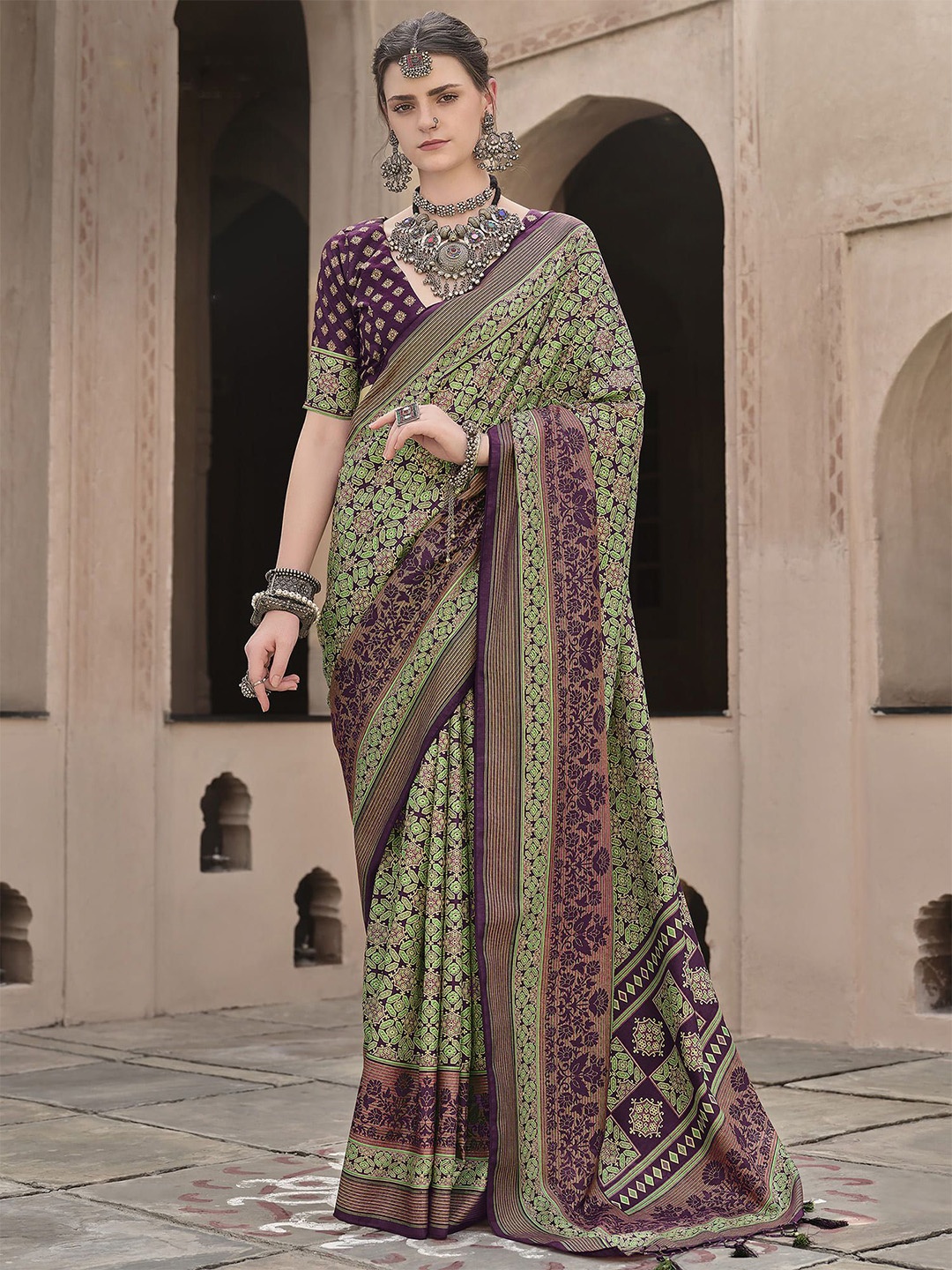 

elora Woven Design Patola Saree with Blouse Piece, Green