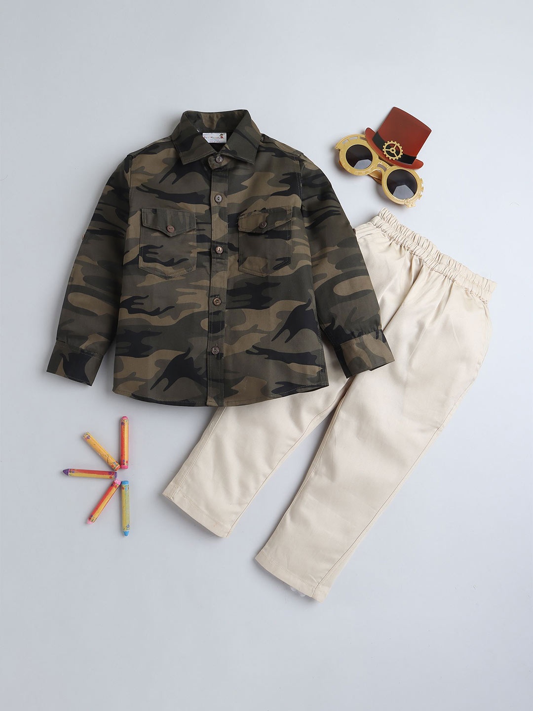 

BAATCHEET Boys Printed Shirt with Trousers, Green