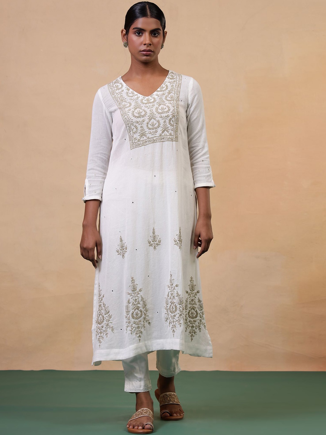 

Folk Song Women Ethnic Motifs Embroidered Thread Work Kurta, Off white
