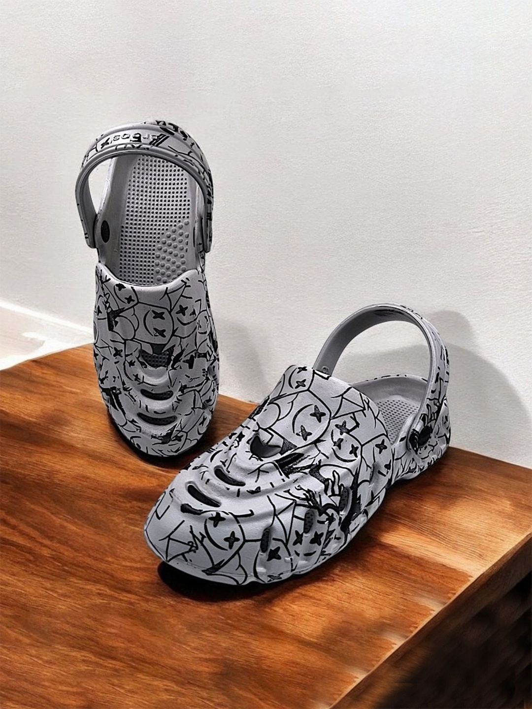 

KAPYANSH Men Printed Rubber Clogs, Grey