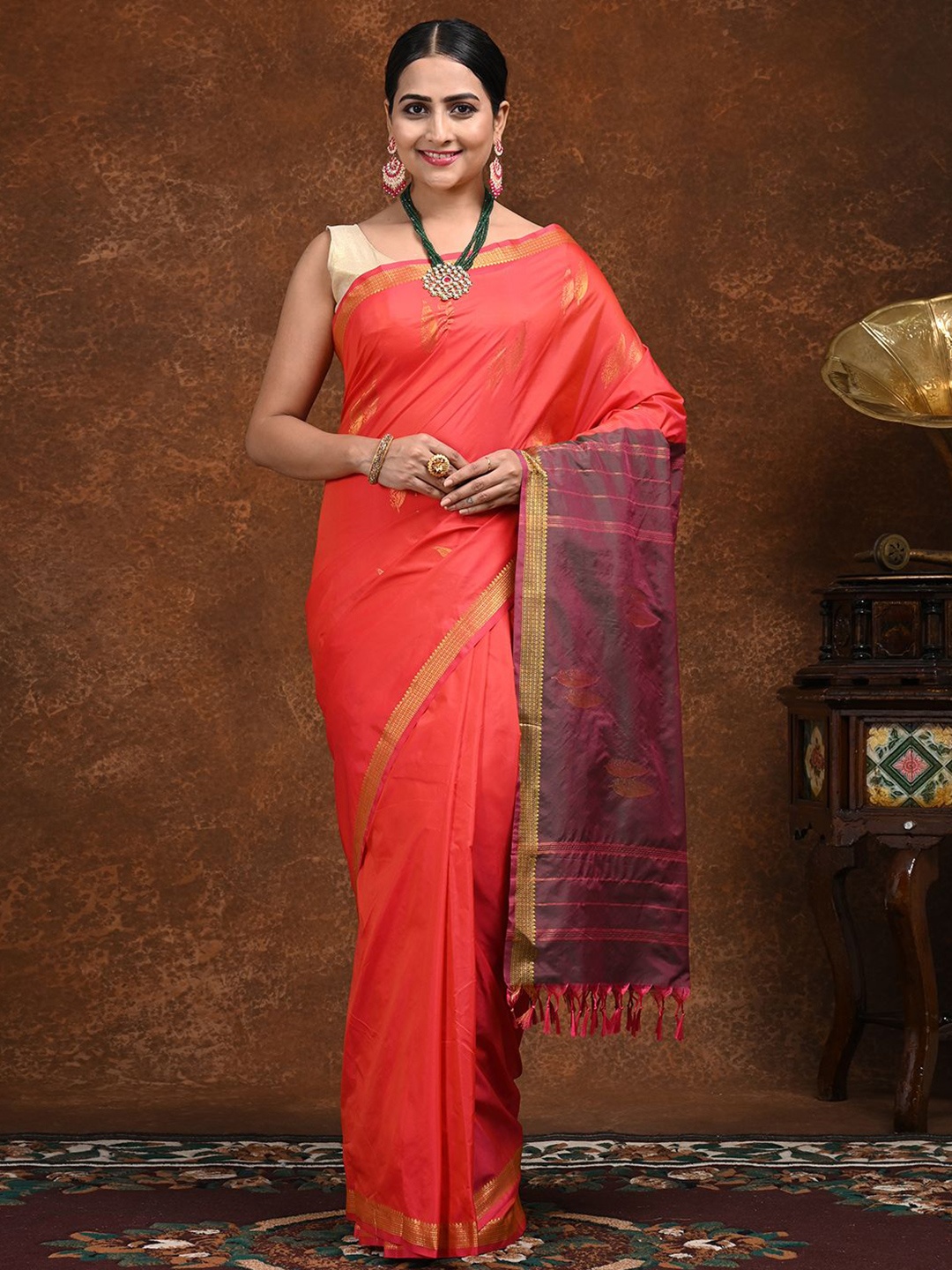 

HELLA FASHIONS Woven Design Zari Saree, Red