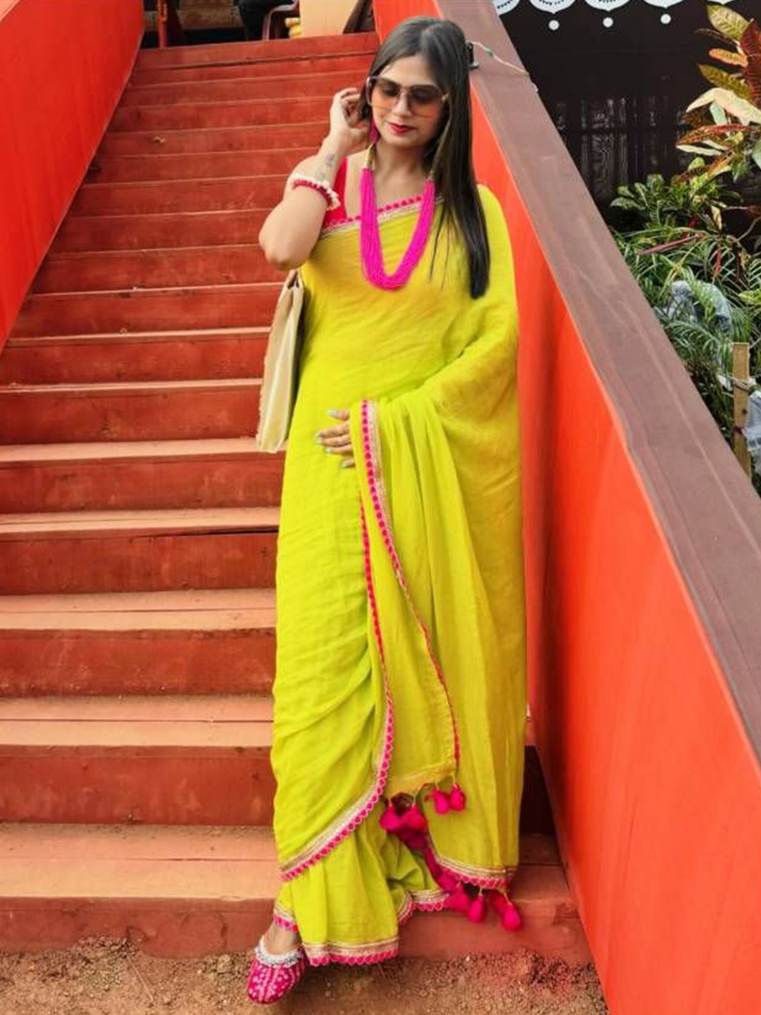 

SANJANA SILK Solid Saree With Gotta Patti, Green