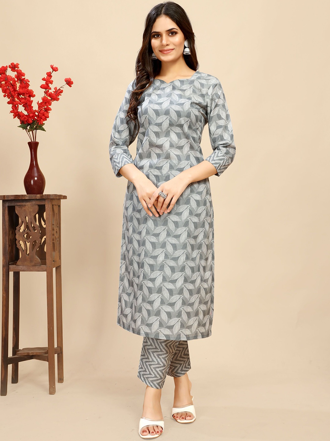 

VAAZI CREATOR Women Floral Printed Regular Pure Cotton Kurti with Trousers, Grey