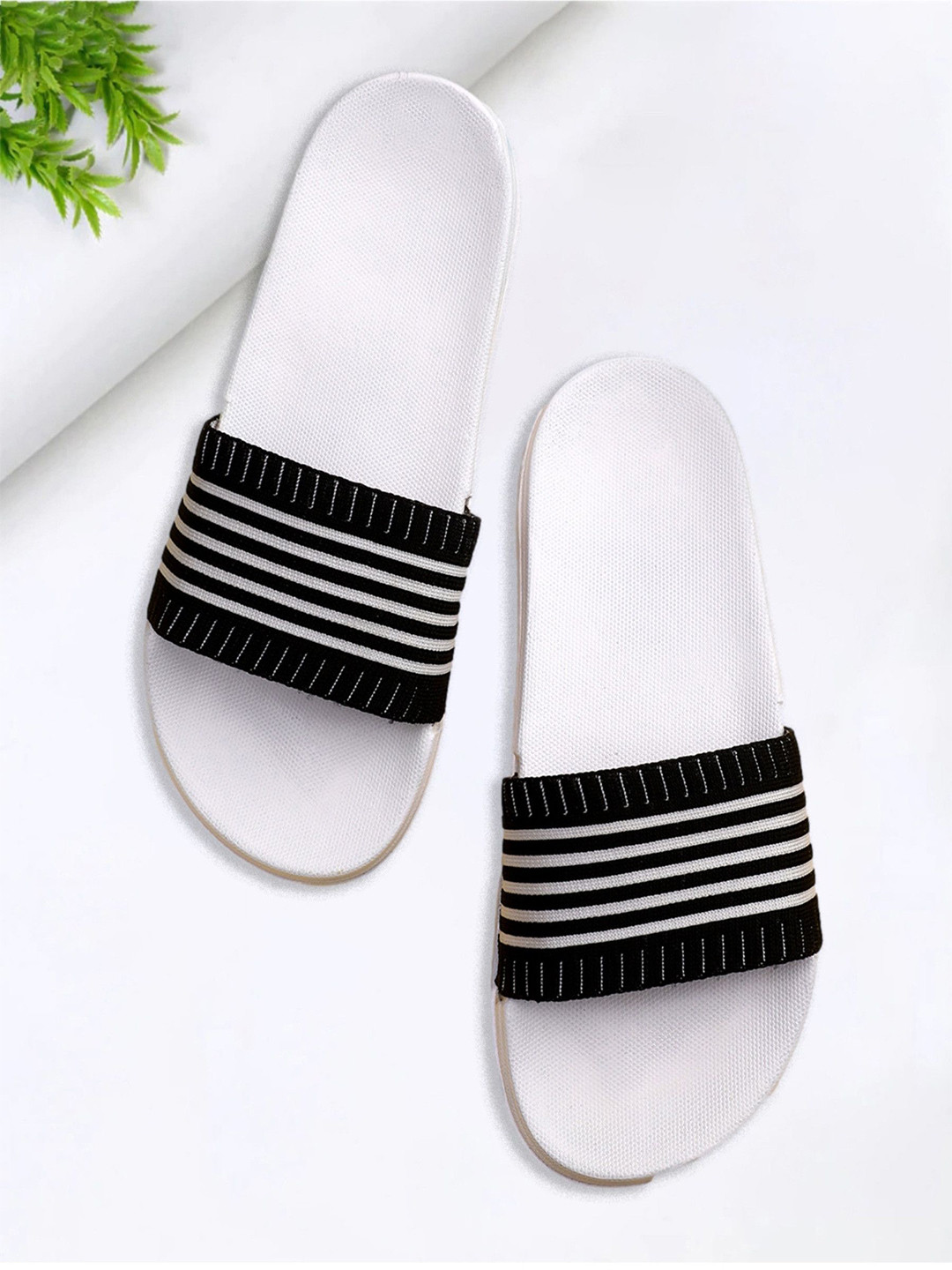 

KAPYANSH Men Striped Sliders, White
