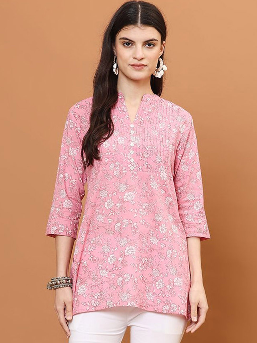 

Meena Bazaar Women Floral Printed Chikankari Kurta, Pink