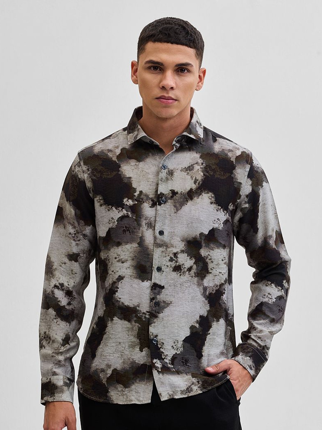

Snitch Men Smart Spread Collar Abstract Printed Slim Fit Casual Shirt, Brown