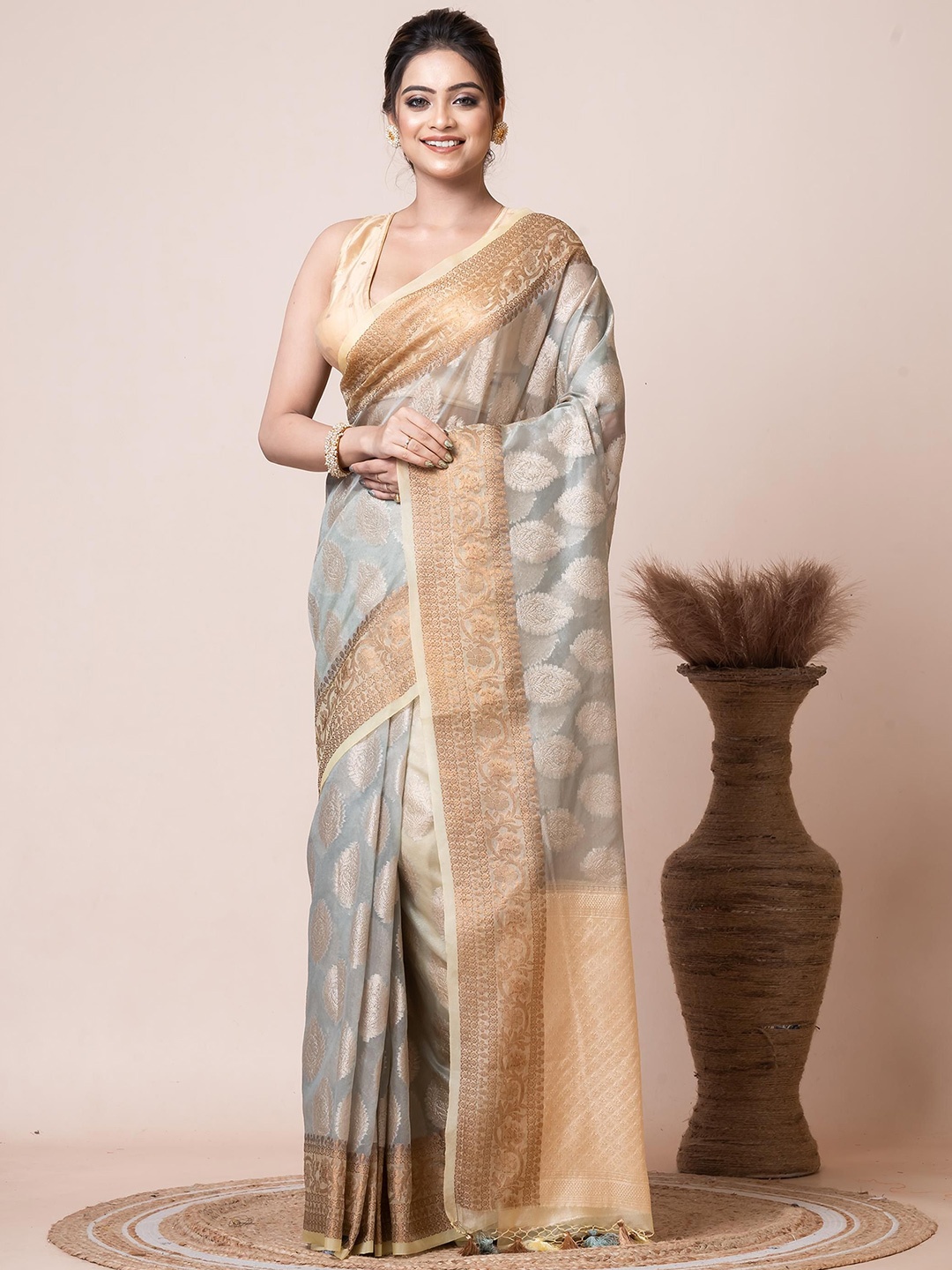 

VIBHAVARI Women Woven Design Zari Organza Saree With Blouse Piece, Cream