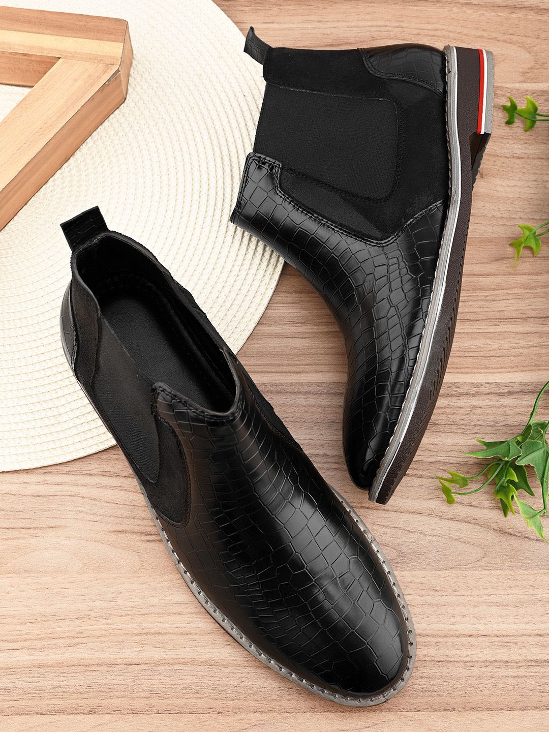 

Roadster Men Textured Chelsea Boots, Black
