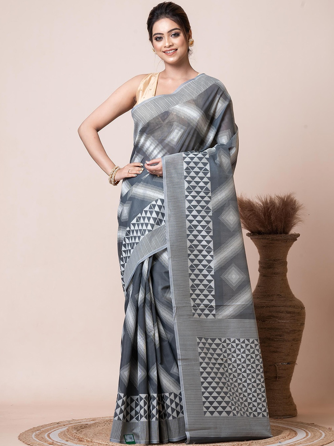 

VIBHAVARI Printed Saree, Grey