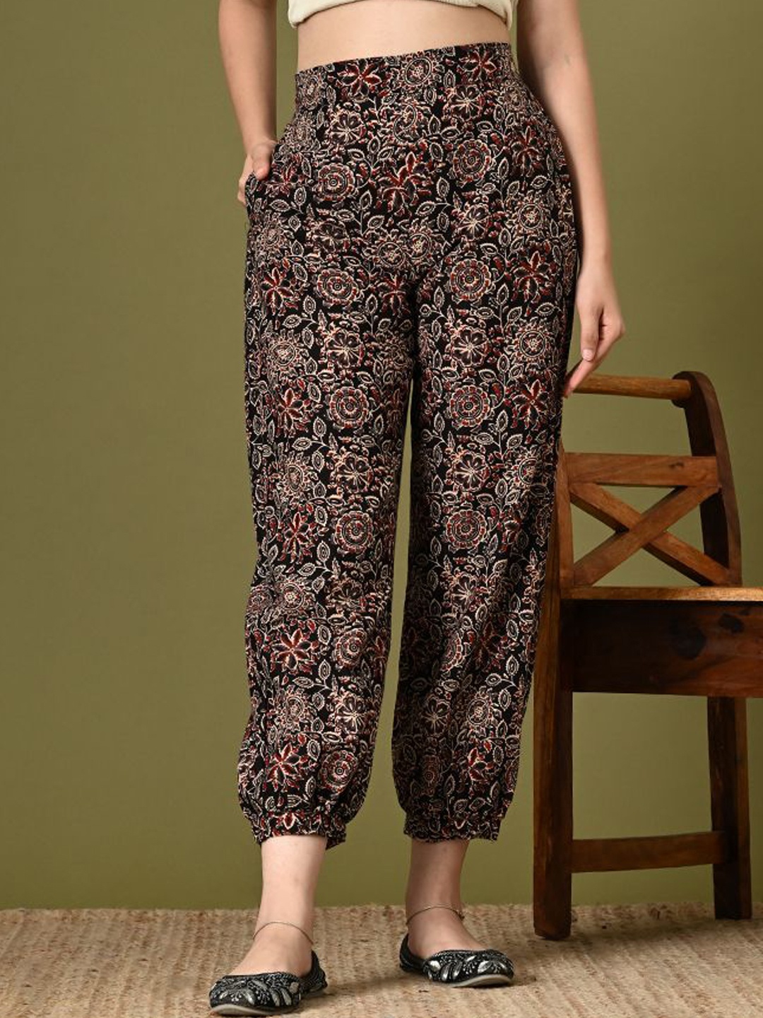 

DECKEDUP Women Floral Printed Relaxed Trousers, Black