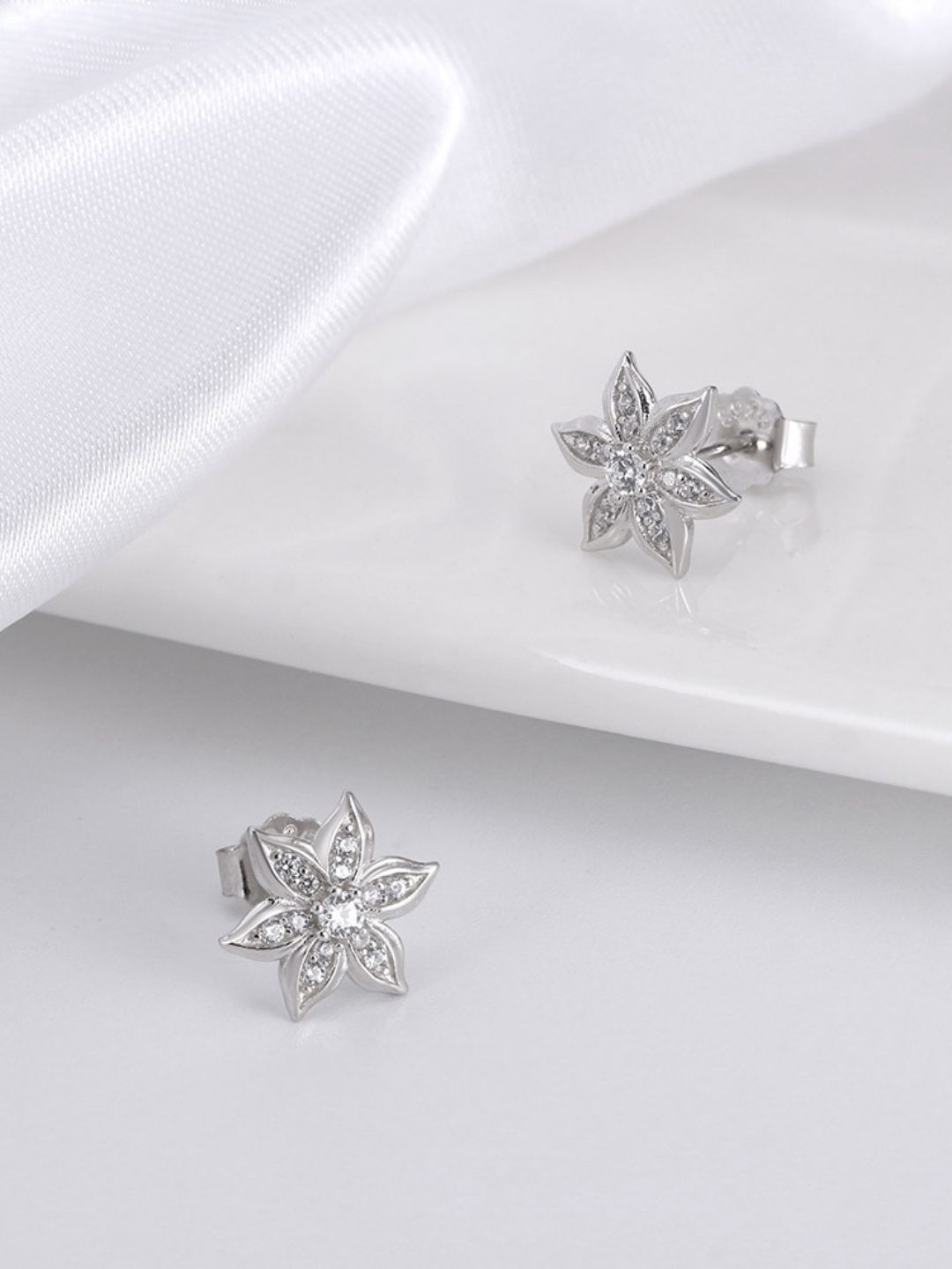 

BRD Jewelry Floral Studs Earrings, Silver