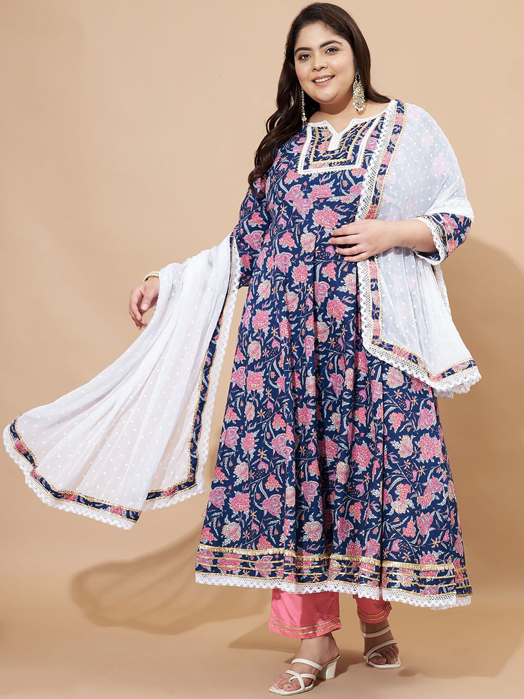 

Vbuyz Women Floral Printed Regular Kurta with Trousers & With Dupatta, Blue