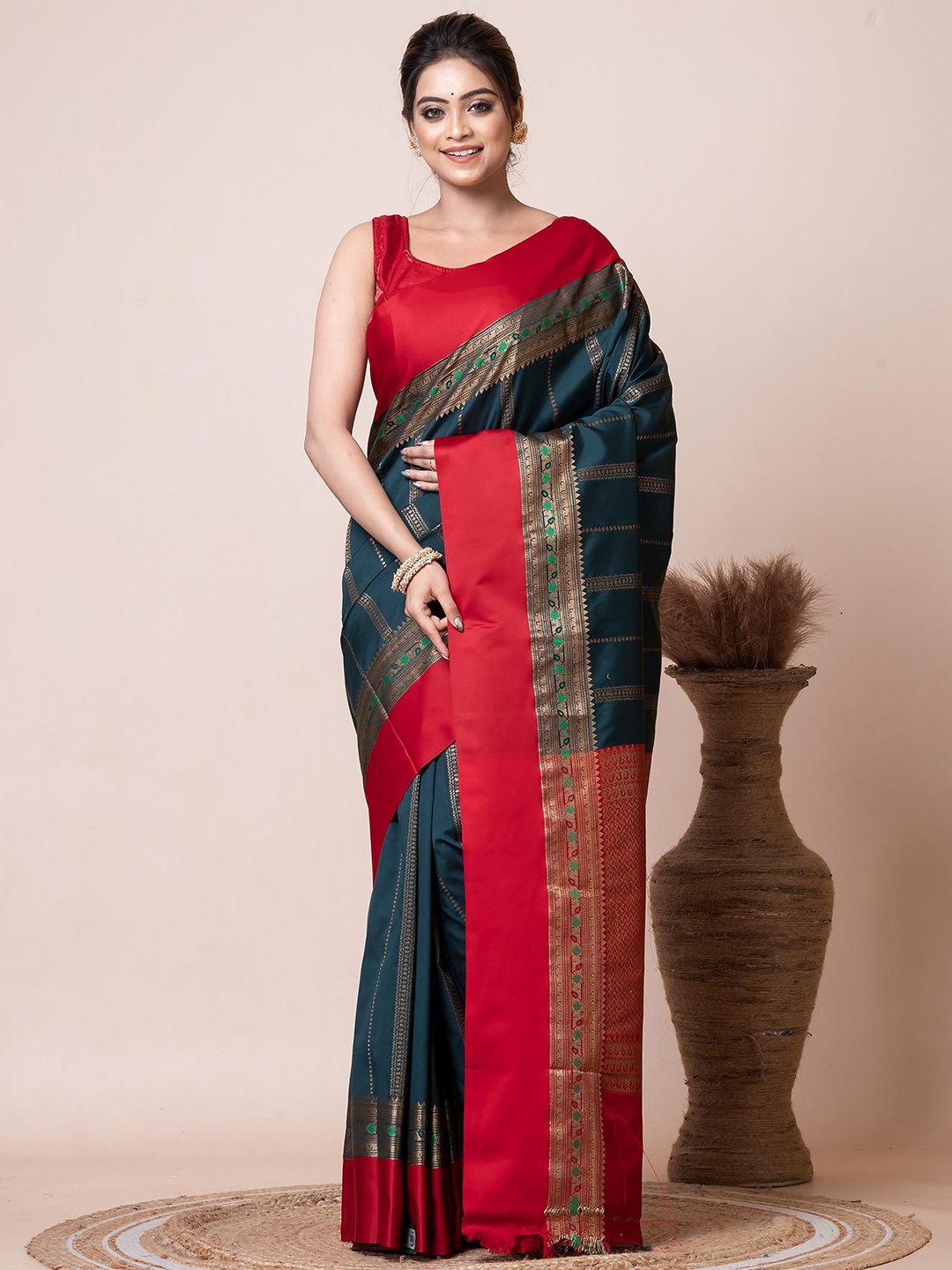 

VIBHAVARI Woven Design Zari Saree, Green