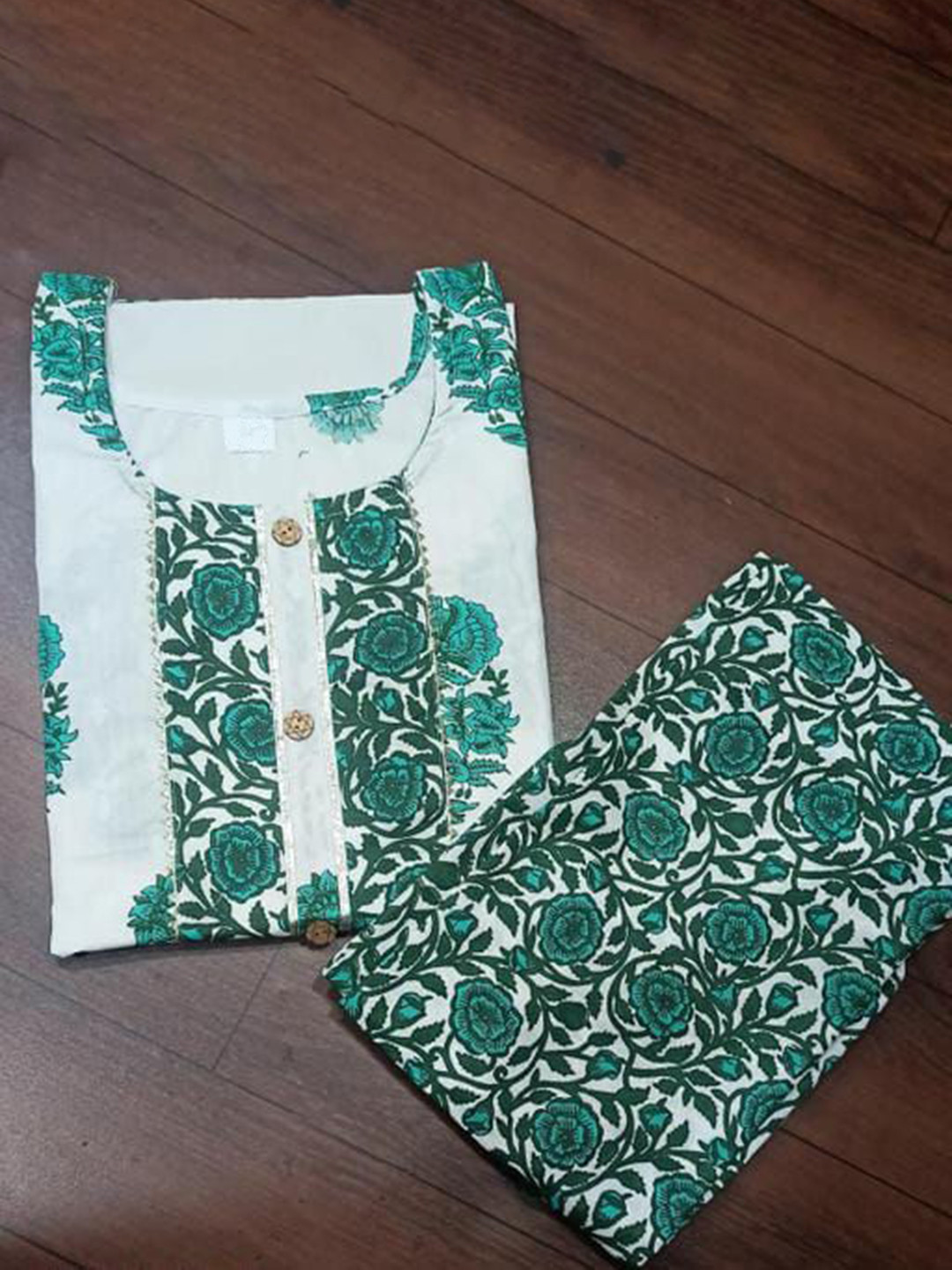 

RUNAYA NX Women Floral Printed Regular Kurta with Trousers, Green
