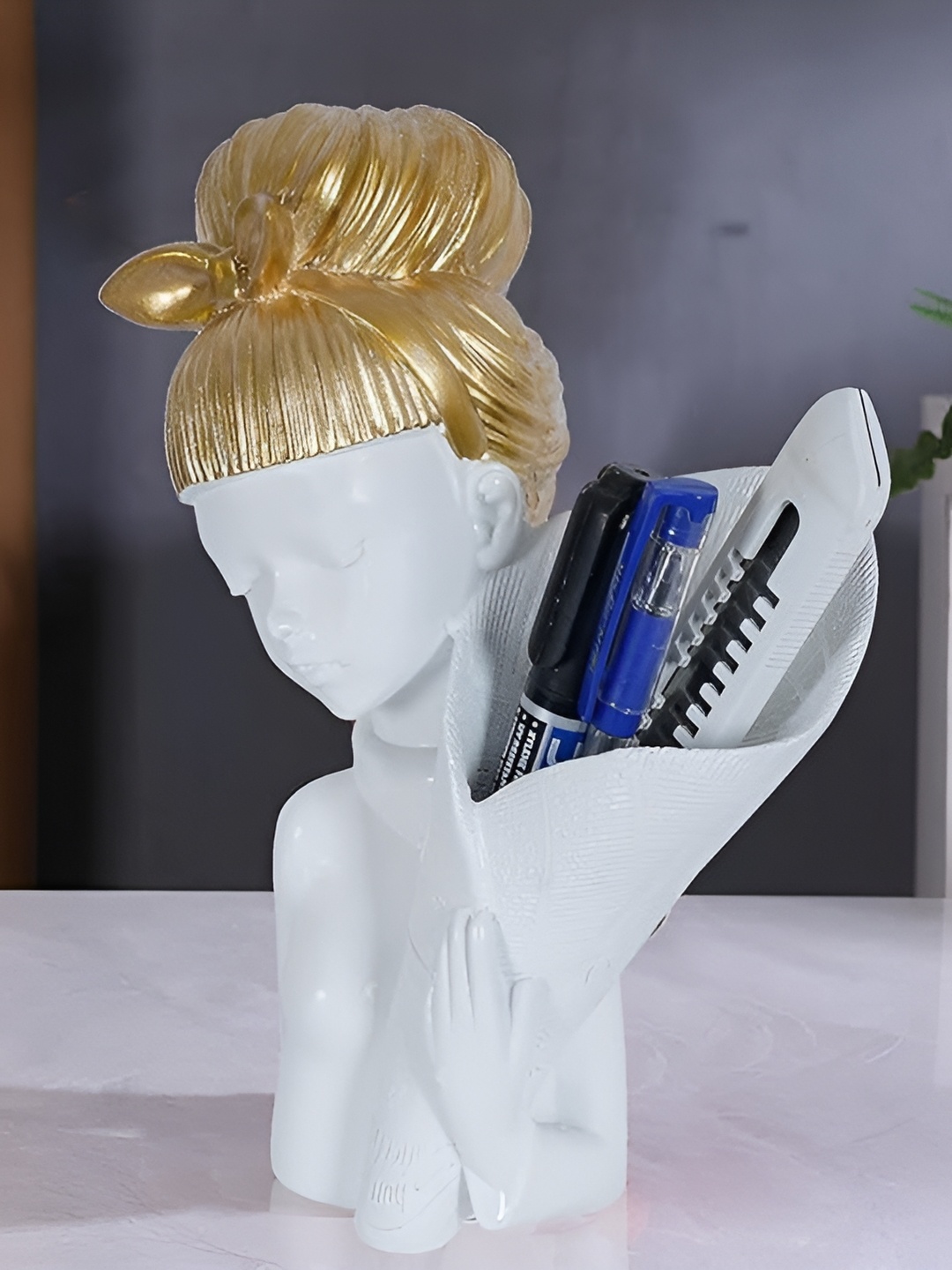 

Zart White Idol Showpiece