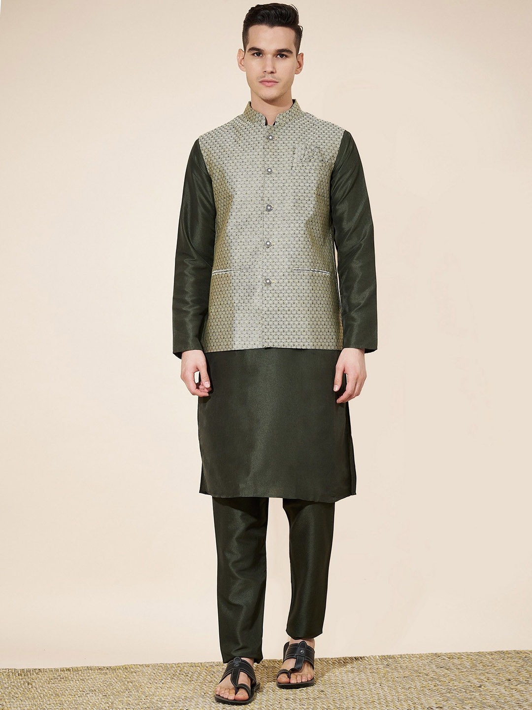 

OUTLUK Men Ethnic Motifs Printed Regular Pure Silk Kurta with Pyjamas, Olive