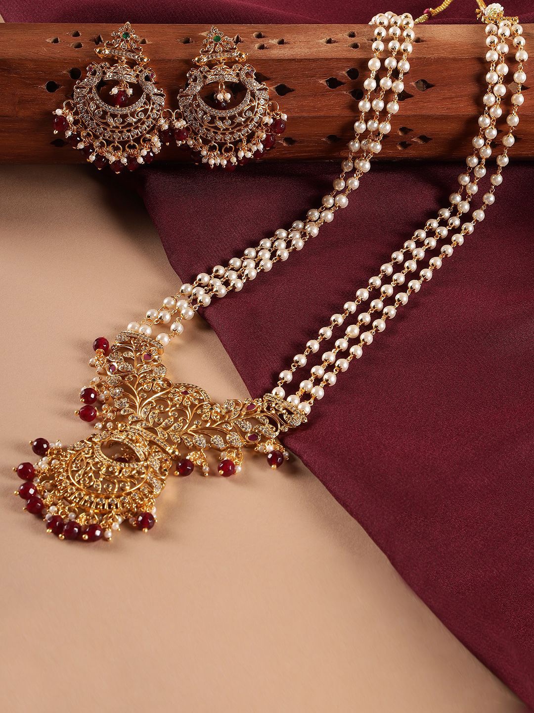 

Kattam Gold-Plated Kundan-Studded & Beaded Jewellery Set