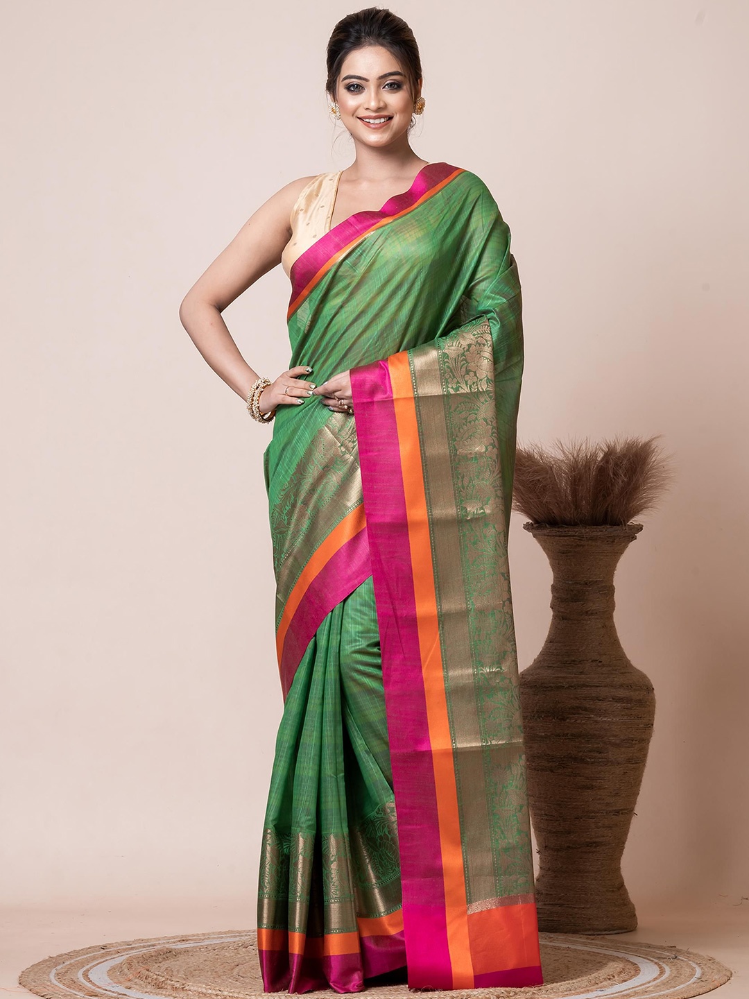

VIBHAVARI Woven Design Zari Saree, Green