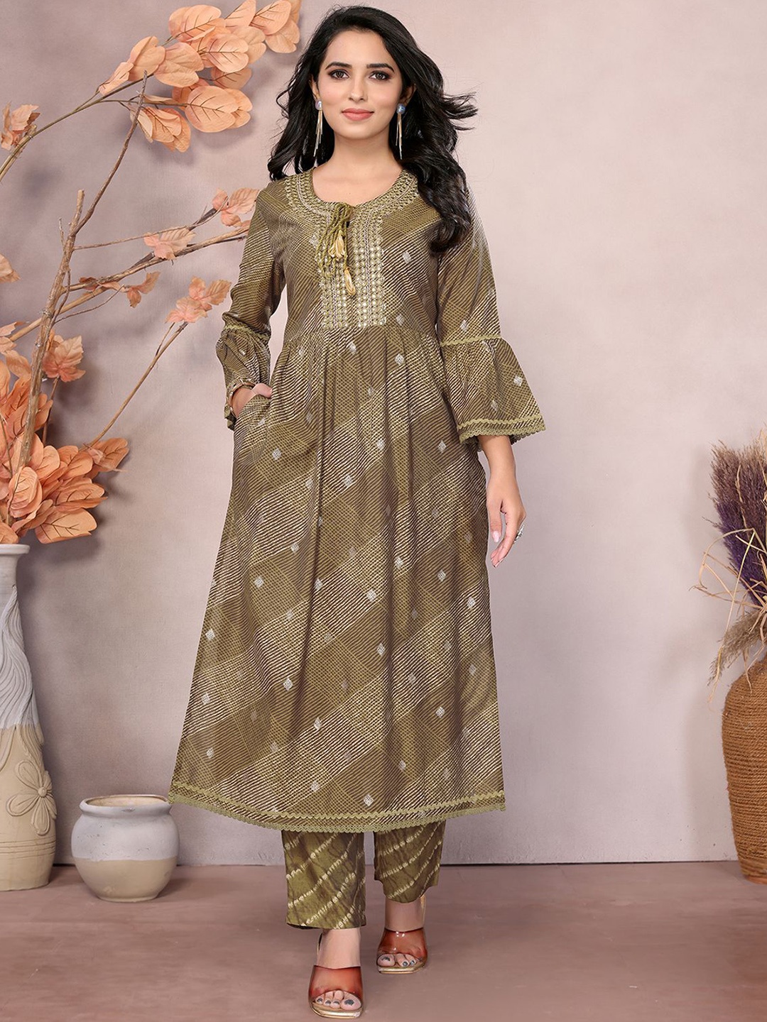 

Rangita Women Ethnic Motifs Embroidered Regular Kurta with Trousers, Olive