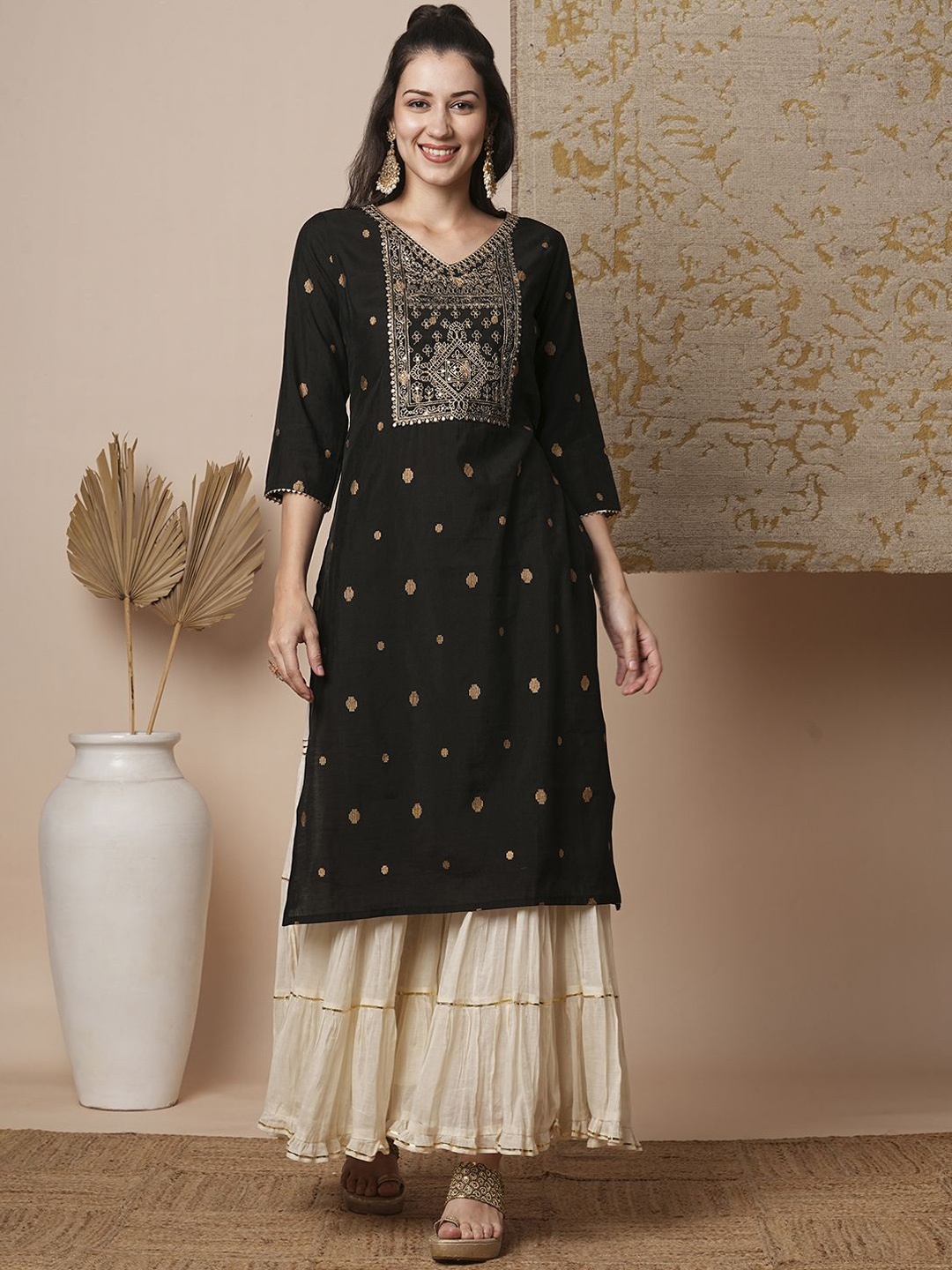 

FASHOR Women Ethnic Motifs Embroidered Sequinned Kurta, Black