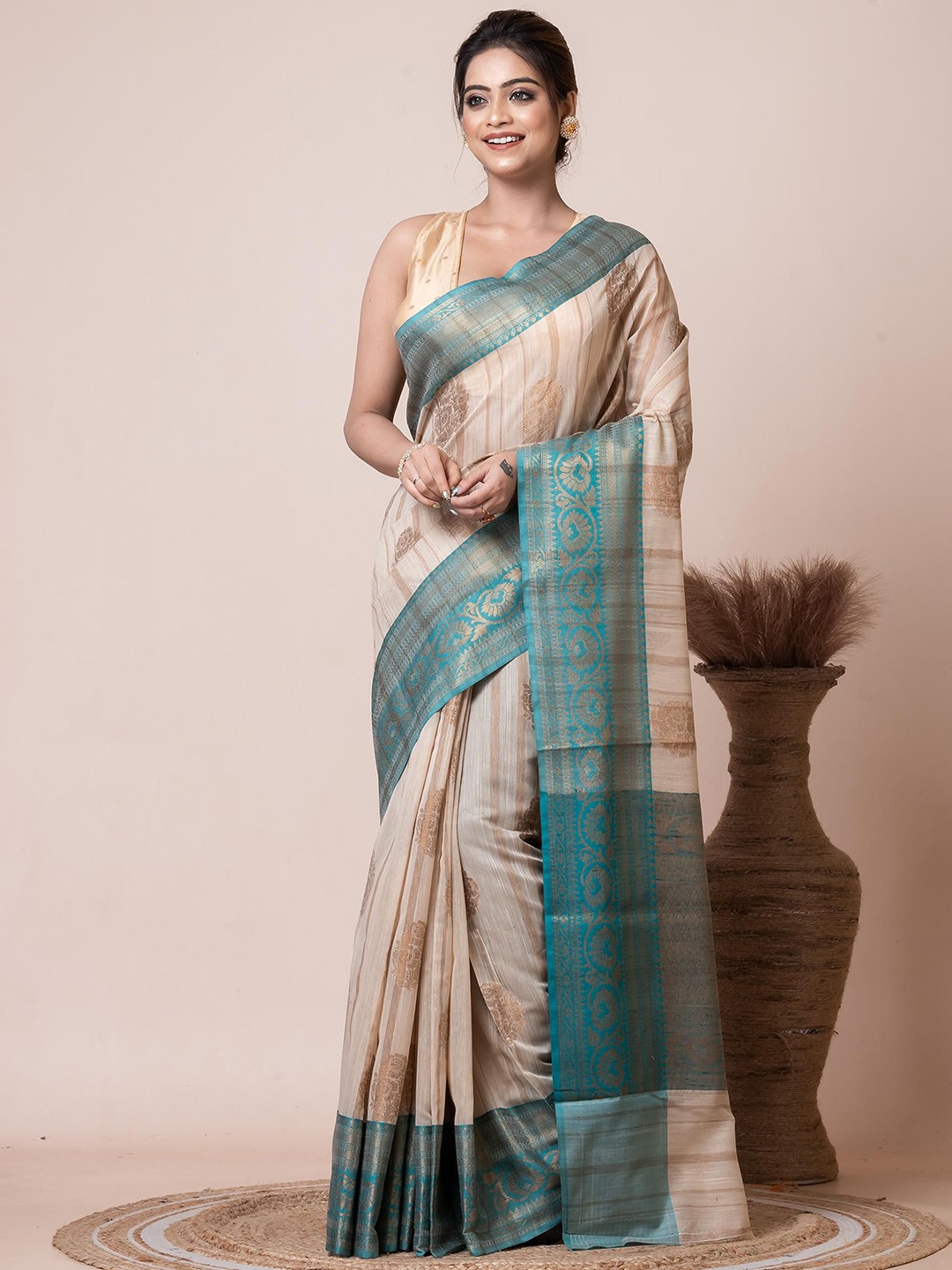 

VIBHAVARI Woven Design Zari Saree With Blouse Piece, Beige