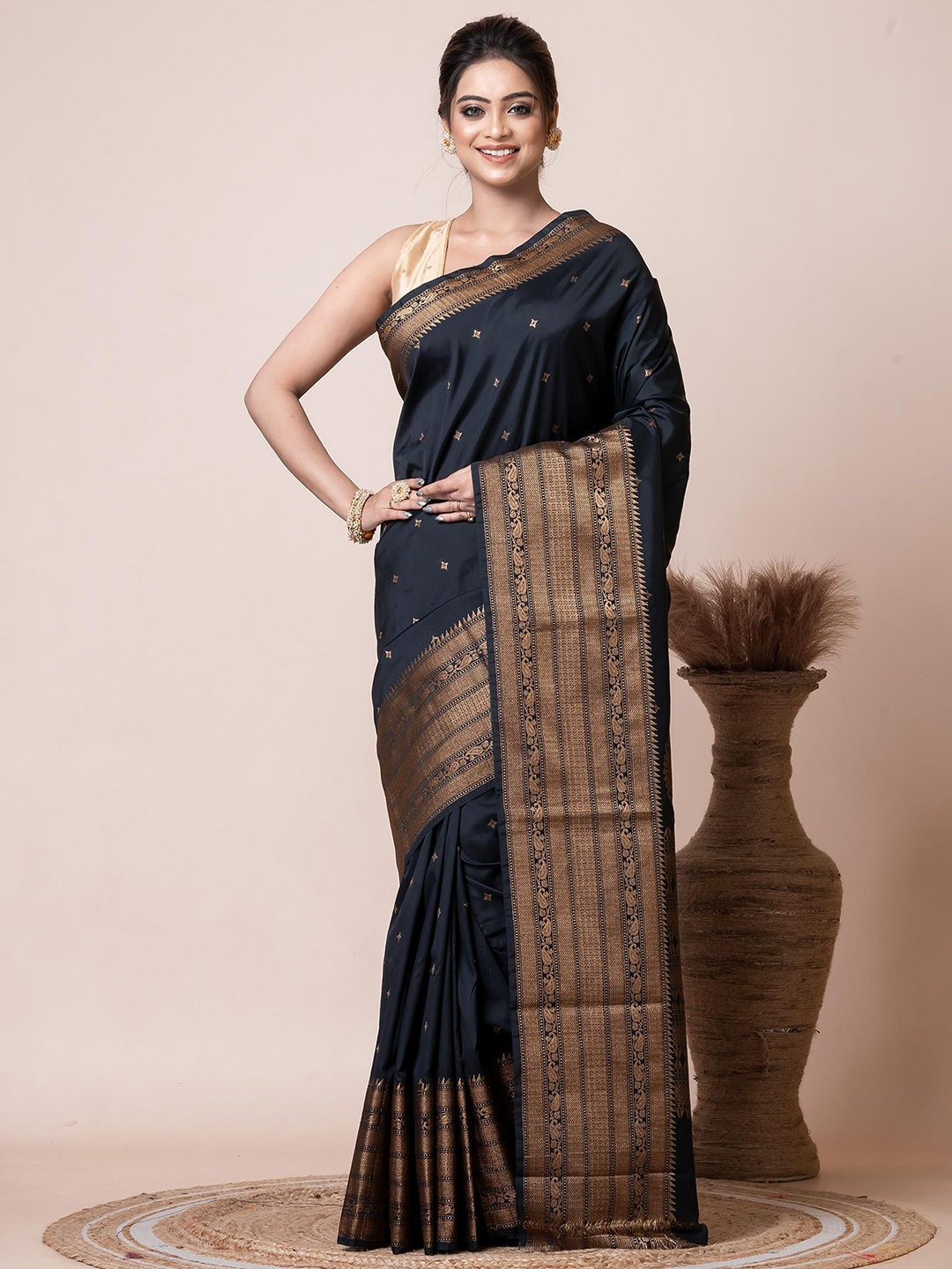 

VIBHAVARI Woven Design Zari Saree, Black